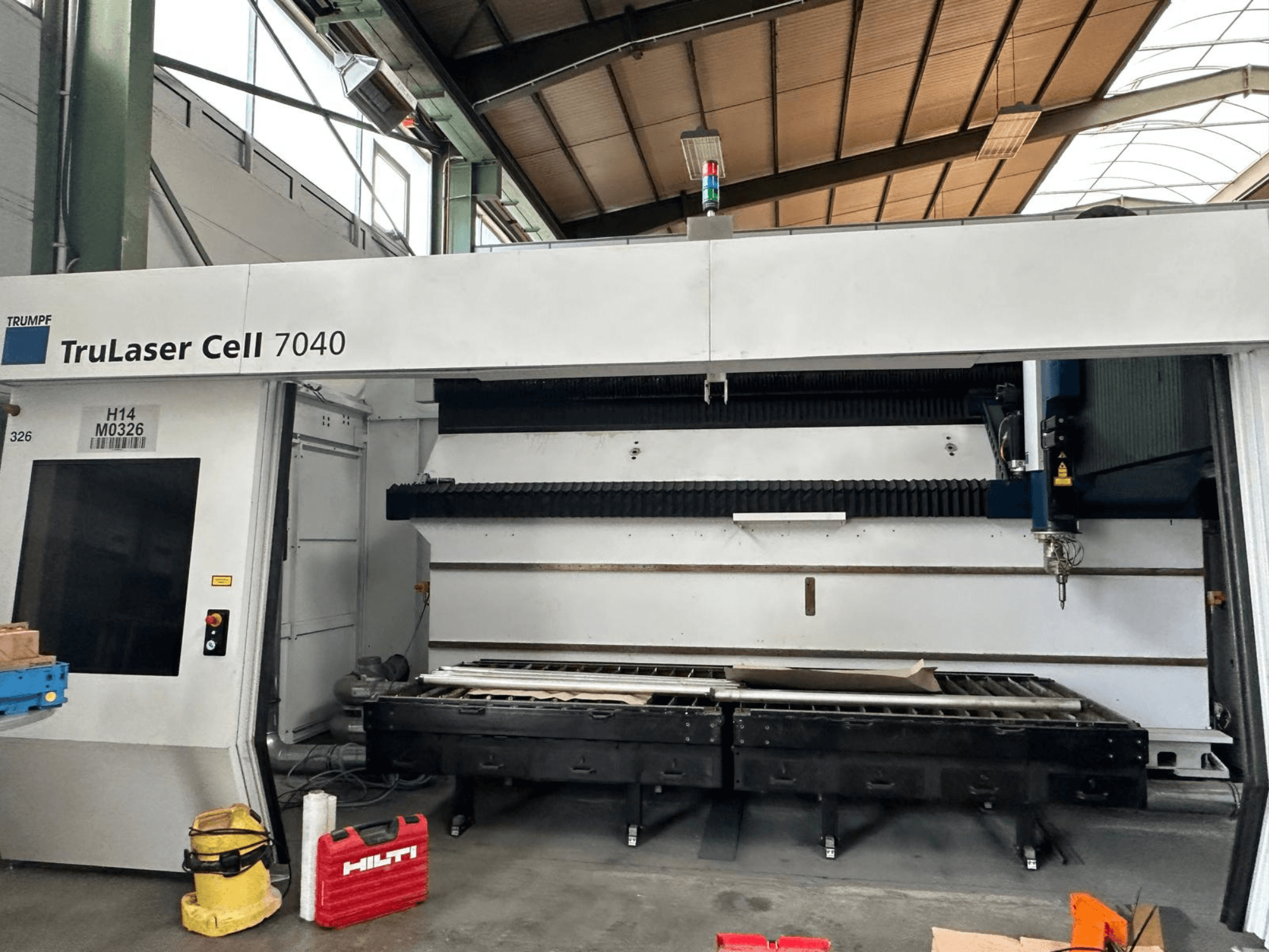 „TRUMPF TruLaser Cell 7040“ CO₂ lazerinio pjovimo staklės, vaizdas iš priekio, kuriame matomas valdymo pultas ir pjovimo zona.