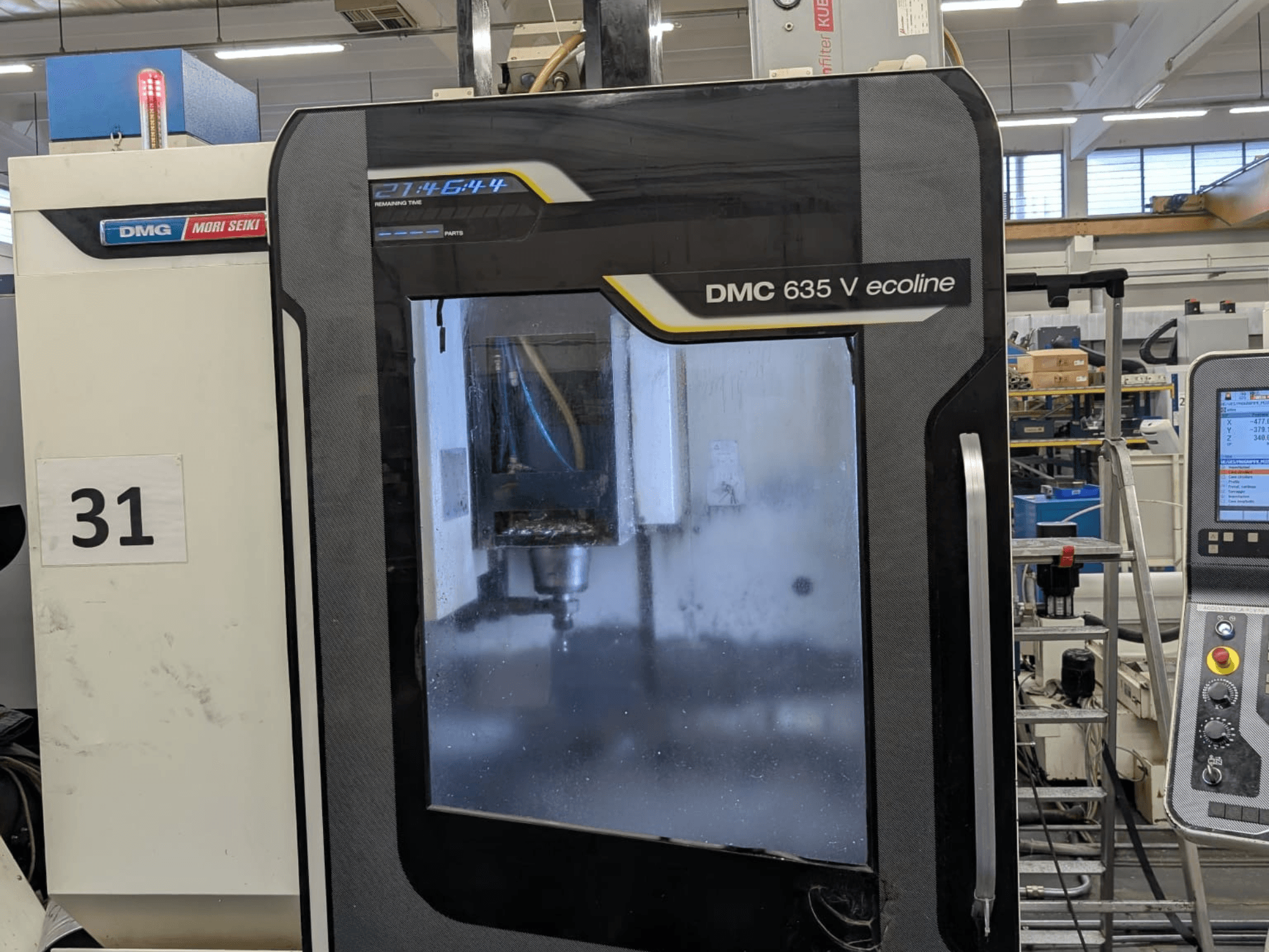 DMG Mori Seiki DMC 635V ecoline vertikalusis apdirbimo centras, priekinis vaizdas, kuriame matomas valdymo skydelis ir matoma apdirbimo zona.