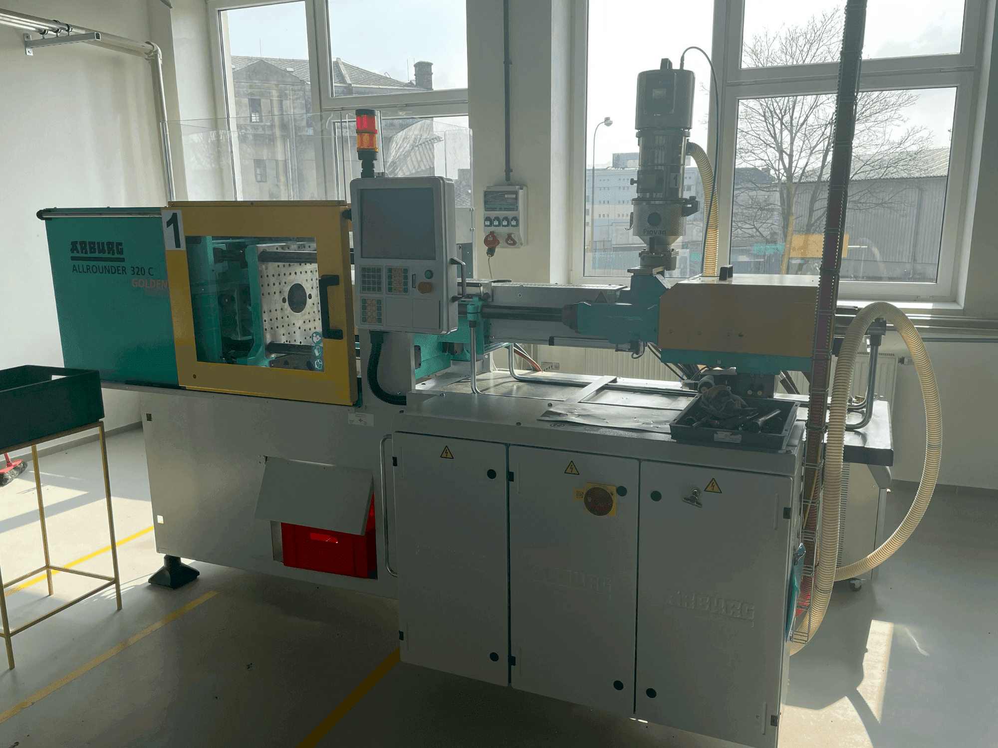 Arburg Allrounder 320C 500-170 Mašinos vaizdas iš priekio