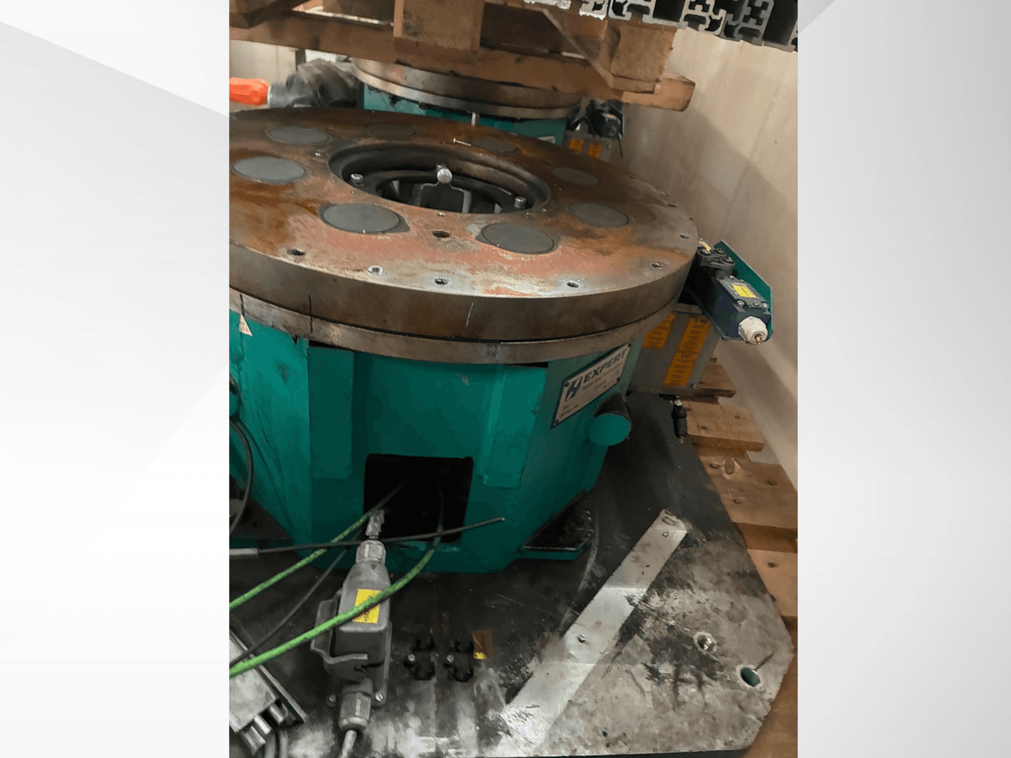 „EXPERT EDX810/0250/8“ automatizavimo įranga, matoma iš šono, su metaliniu pagrindu, valdymo mechanizmais ir paviršiaus nusidėvėjimo žymėmis.