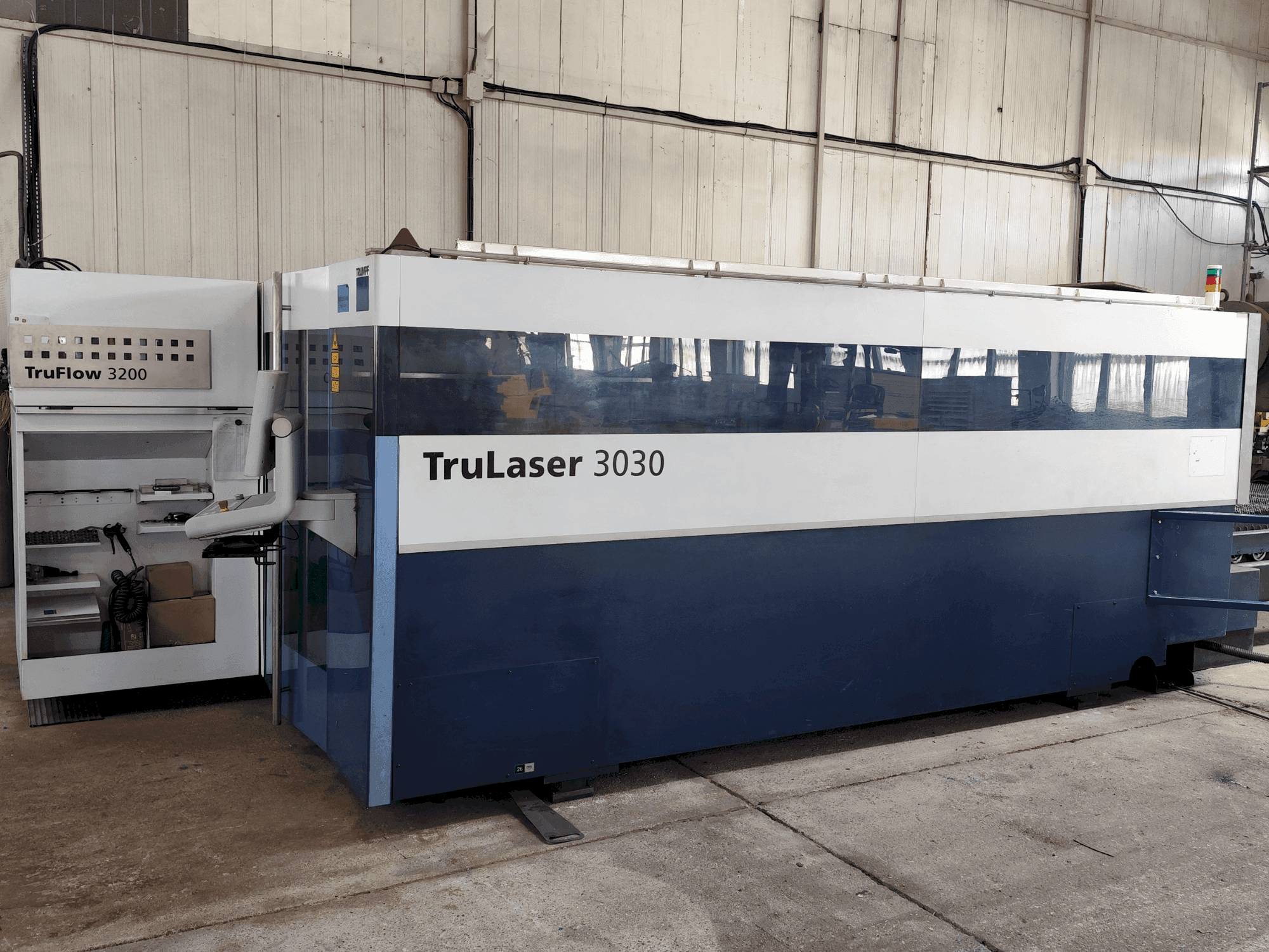 TRUMPF TruLaser 3030 (L20) Mašinos vaizdas iš priekio