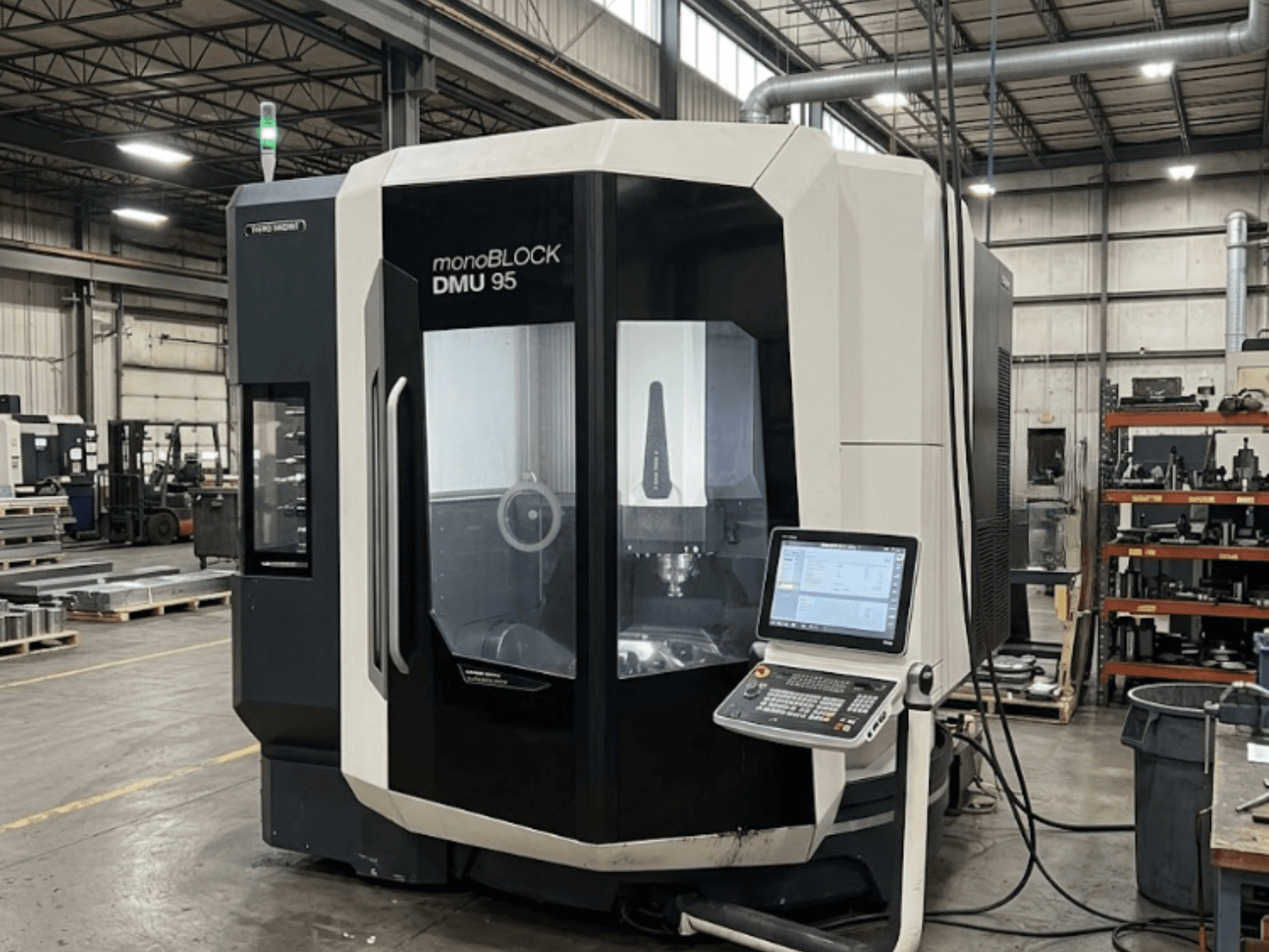 Vertikalus apdirbimo centras „DMG MORI DMU 95 Monoblock“ gamykloje, matomas valdymo pultas, vaizdas iš priekio.