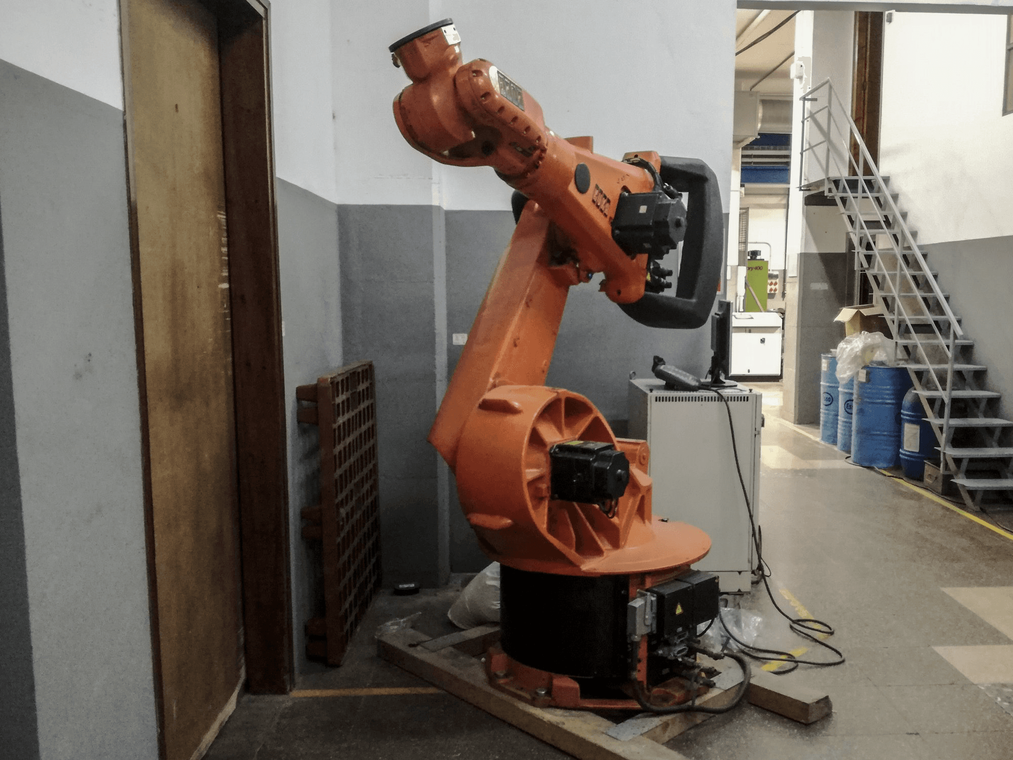 KUKA KR 150-2 (VKR C1) Mašinos kairės pusės vaizdas