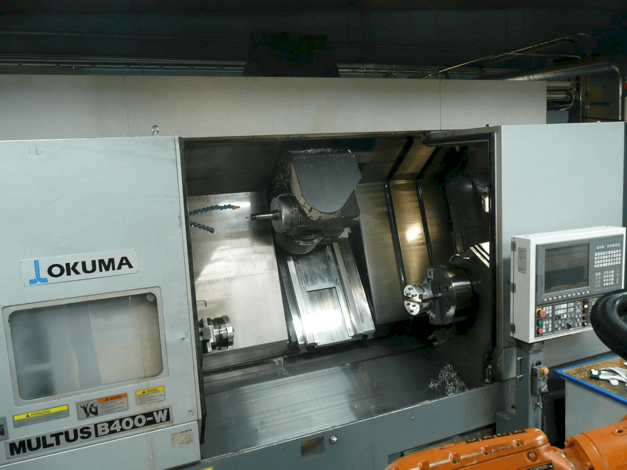 Okuma MULTUS B400-W Mašinos vaizdas iš priekio