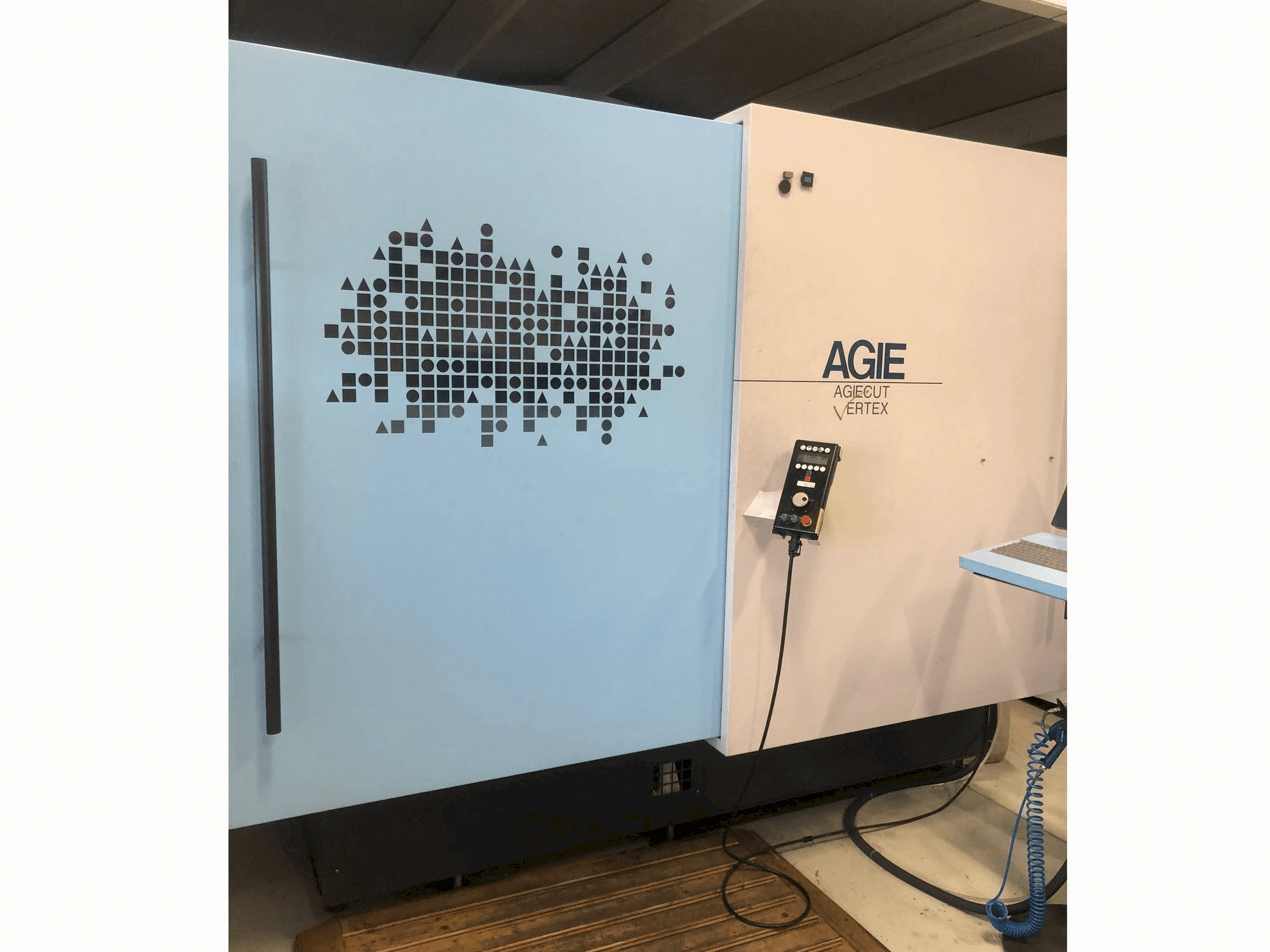 AGIE Agiecut VERTEX 3 Mašinos vaizdas iš priekio