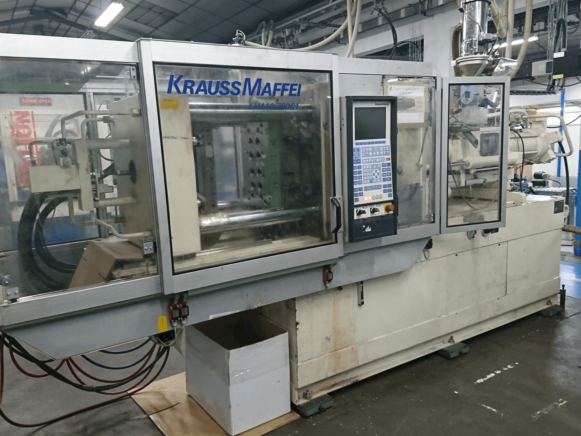 Krauss Maffei 110 - 700 C1 Mašinos vaizdas iš priekio