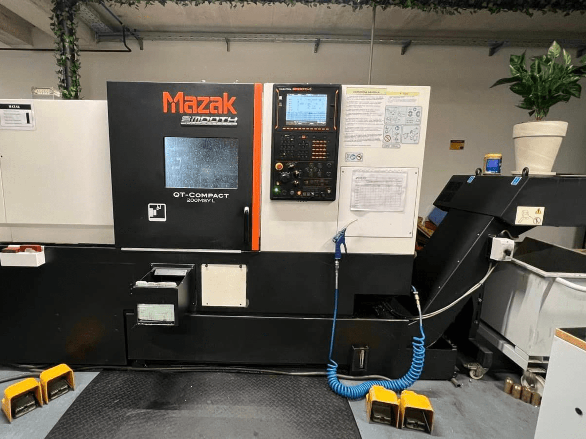 Mazak QUICK TURN COMPACT 200 MSY L horizontalus tekinimo staklės, vaizdas iš priekio, su valdymo pultu ir įrankių laikymo vieta.