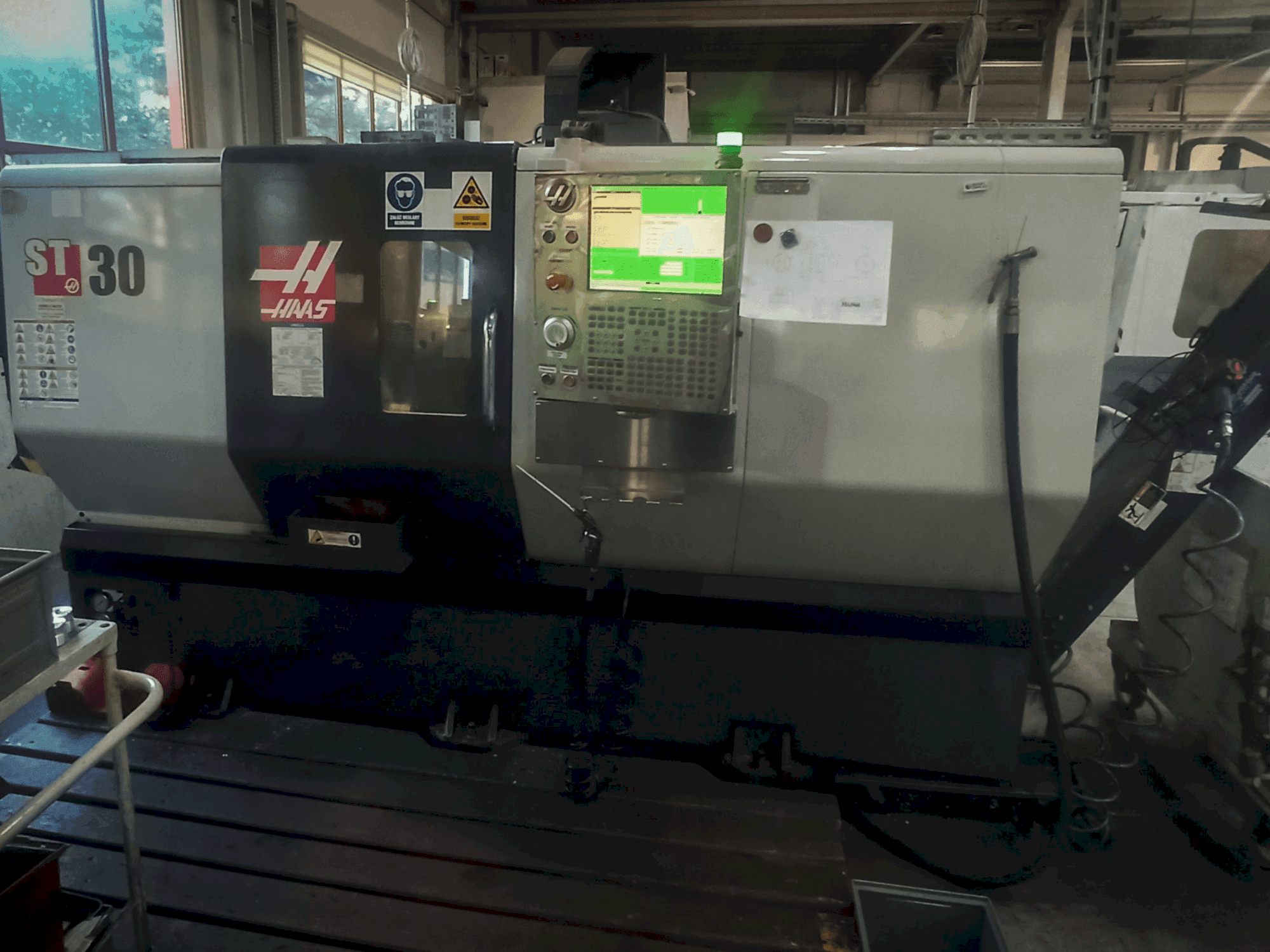 HAAS ST-30 Mašinos vaizdas iš priekio