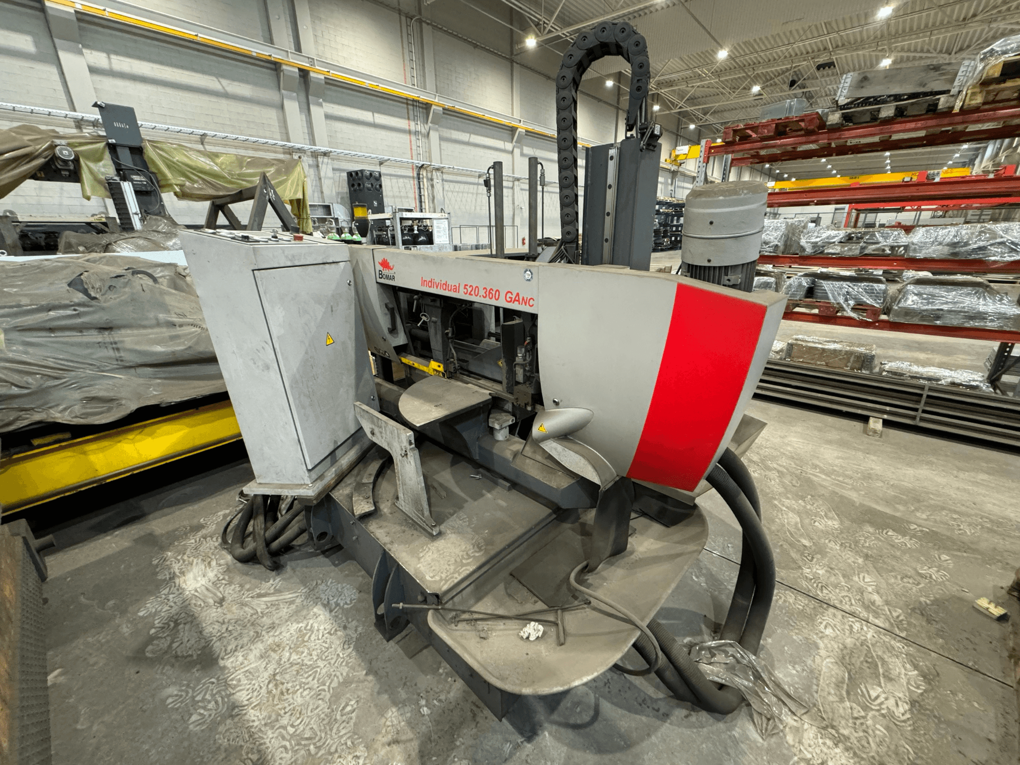 Böhler Individual 520.360 GANC CNC staklės dirbtuvėse, žiūrint iš priekio, matomi valdikliai ir variklis.