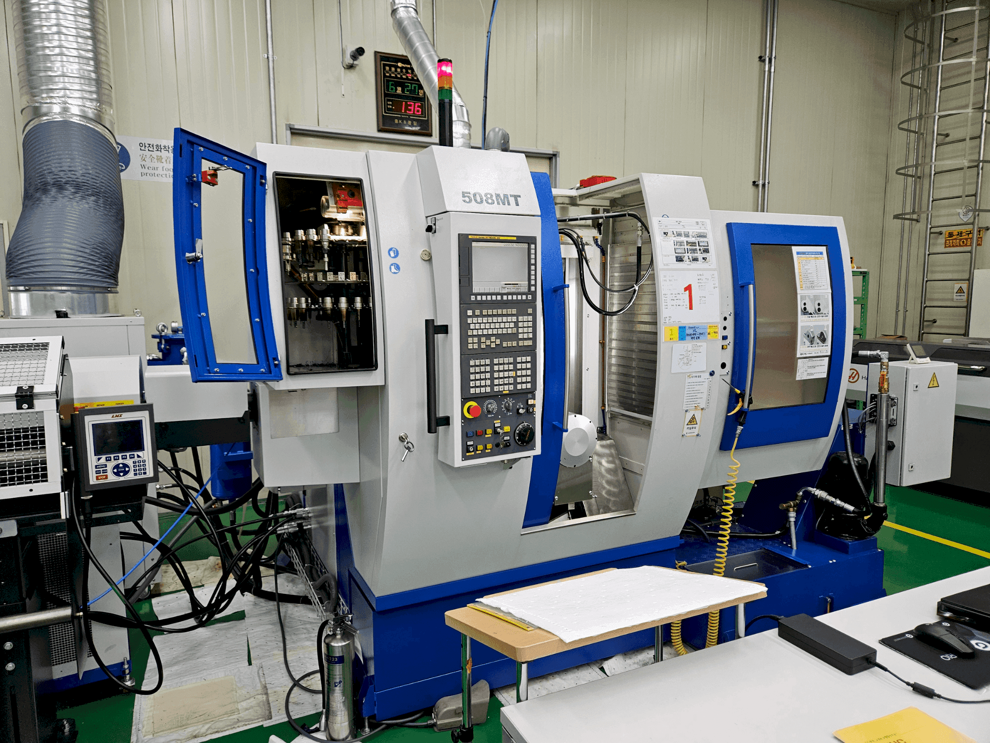 WILLEMIN-MACODEL 508MT Mašinos vaizdas iš priekio