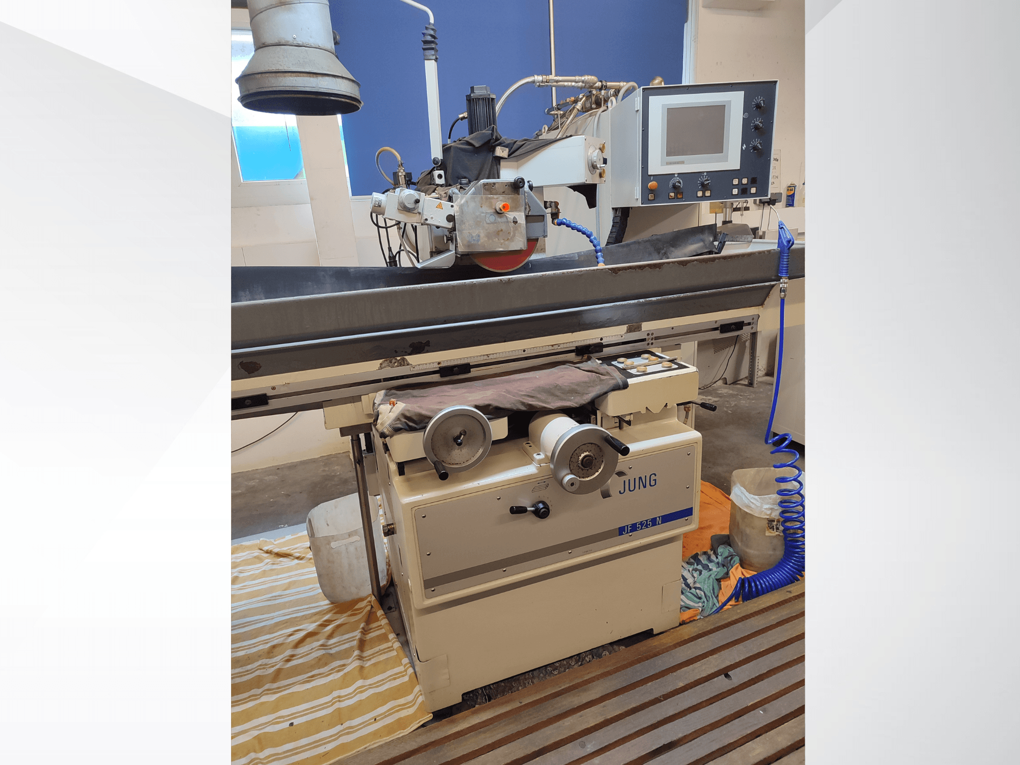 Paviršiaus šlifavimo staklės JUNG JF 525 N, priekinis vaizdas, kuriame matyti šlifavimo diskas, valdymo skydelis ir pagrindo detalės.