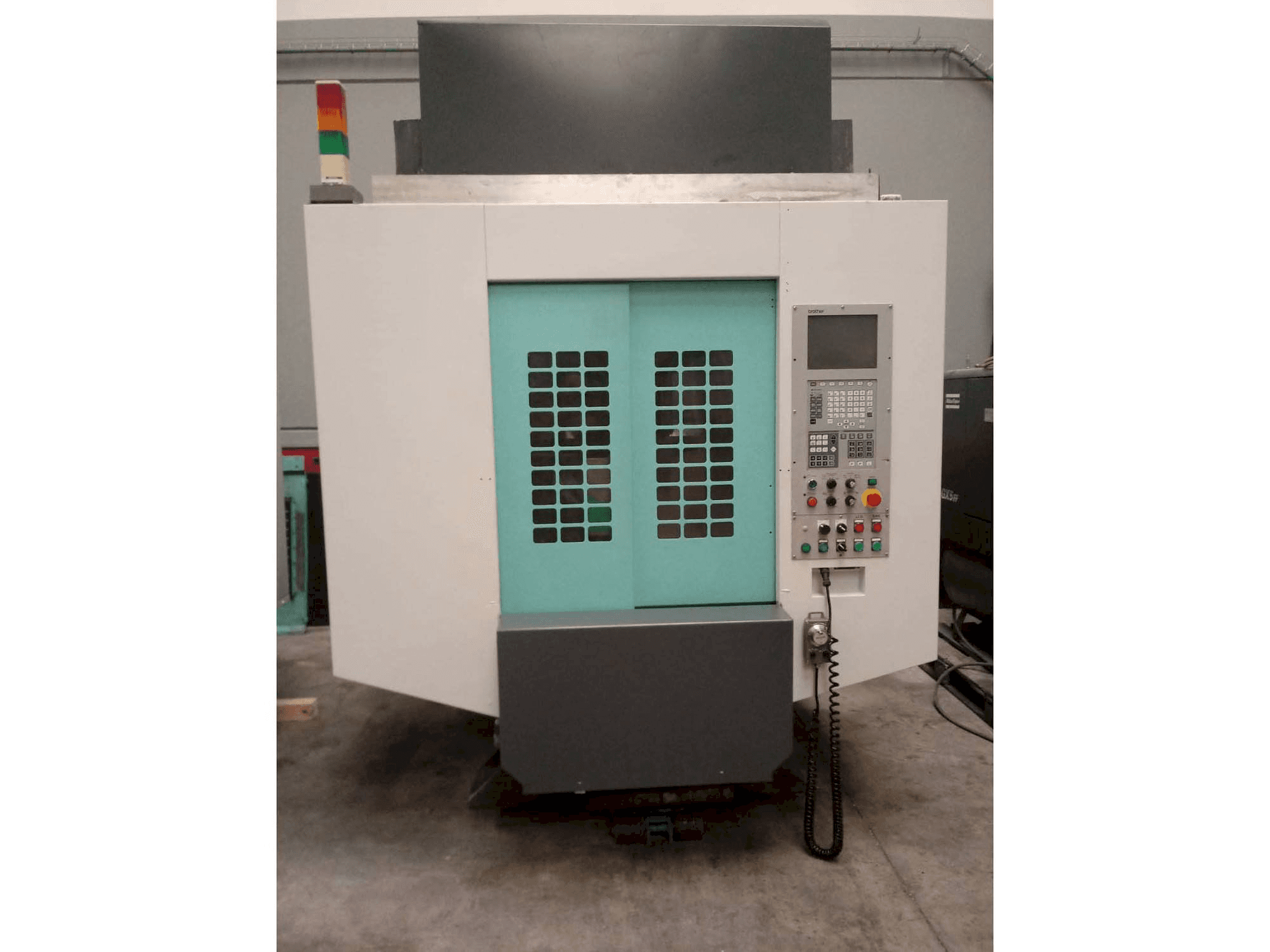 Brother TC-S2DN-O Mašinos vaizdas iš priekio