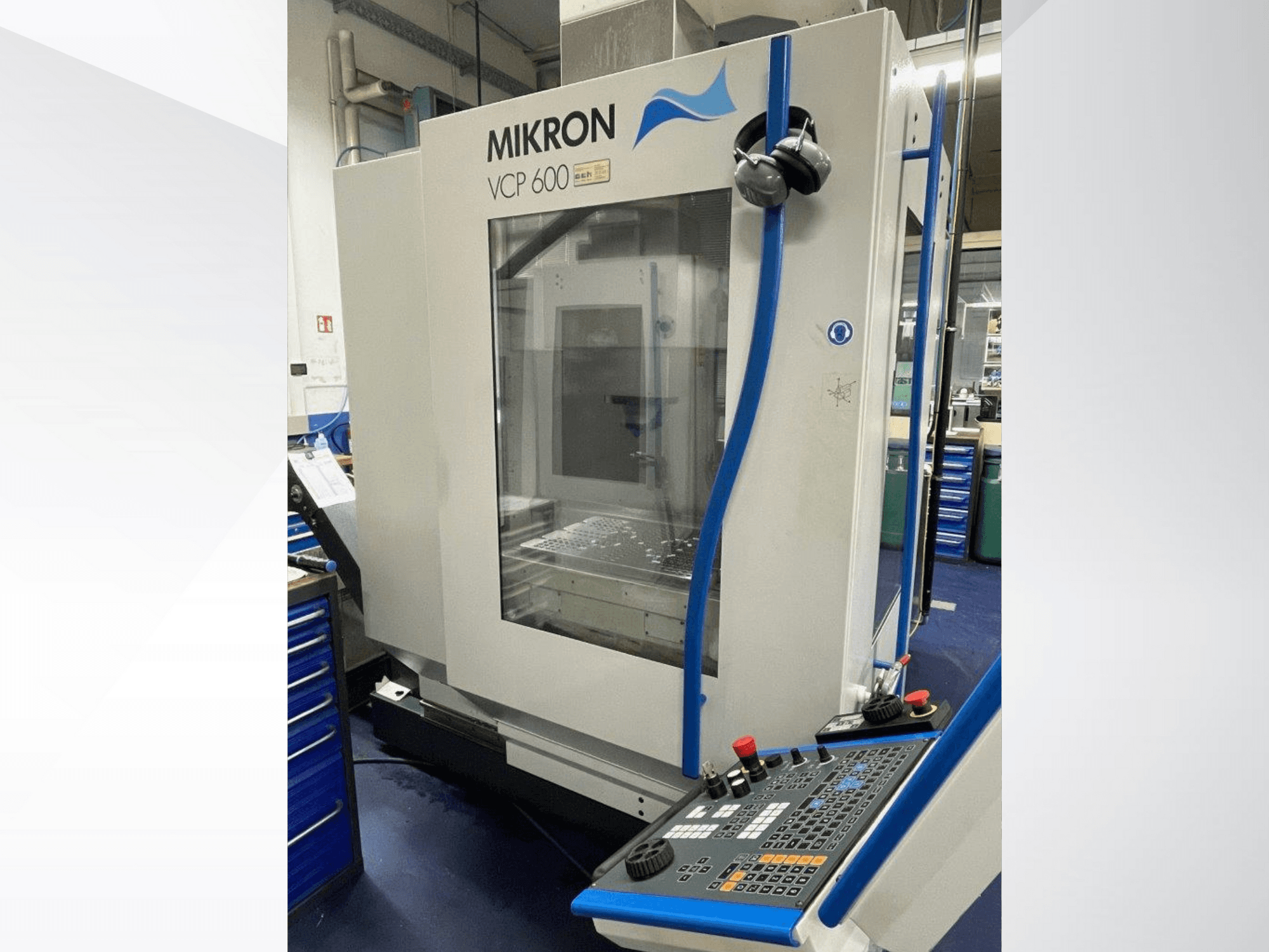 "Mikron VCP 600" apdirbimo centras dirbtuvėse, vaizdas iš priekio, su valdymo skydeliu su mygtukais ir rankenėlėmis.