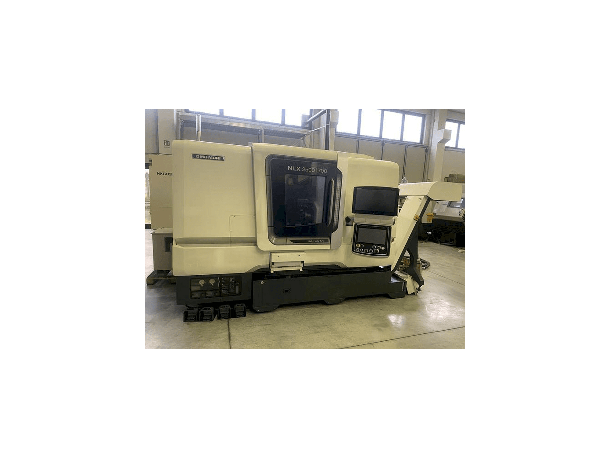 DMG MORI NLX 2500SY Mašinos vaizdas iš priekio