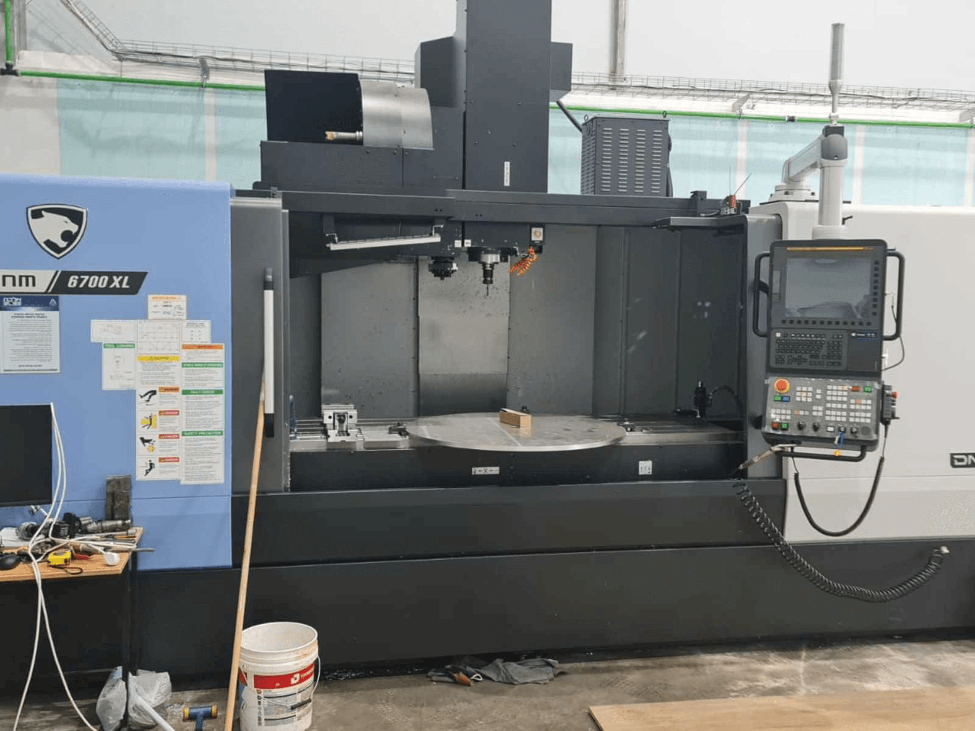 Doosan DNM 6700 XL Mašinos vaizdas iš priekio