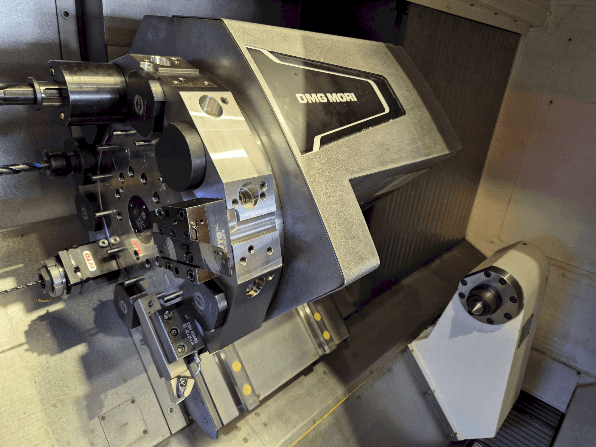 DMG MORI CLX 550 V4 Mašinos vaizdas iš priekio