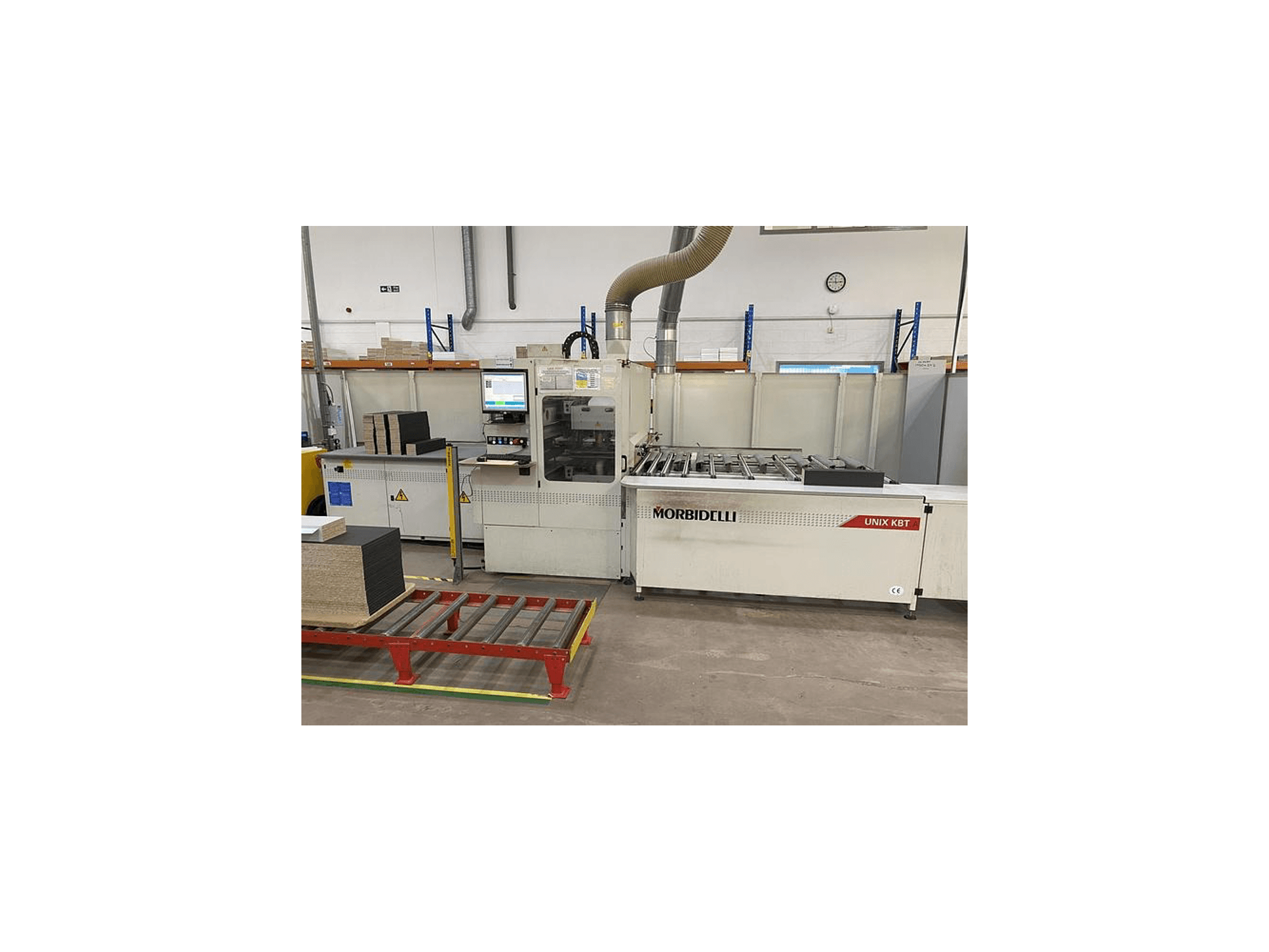 MORbidelli Unix KBT plokščių pjūklas, vaizdas iš priekio, matomas valdymo skydelis ir ant gretimo vežimėlio sudėtos plokštės.