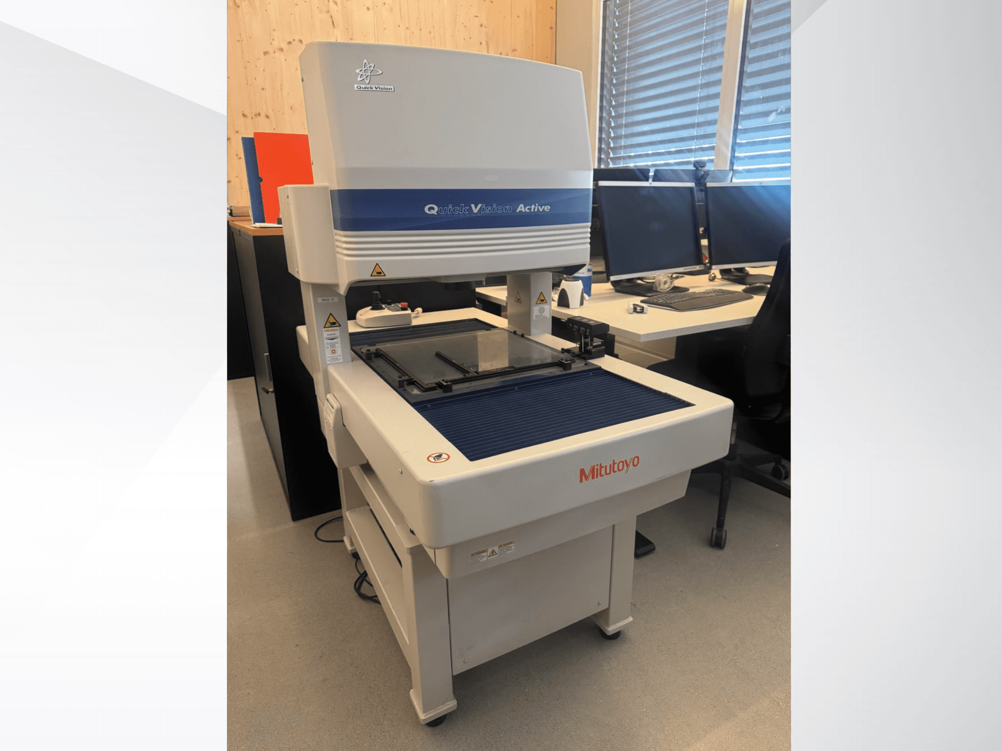 Mitutoyo QV-L404Z1L-D KMM iš priekio, su stikliniu matavimo stalu ir matomu valdymo skydeliu su mygtukais.