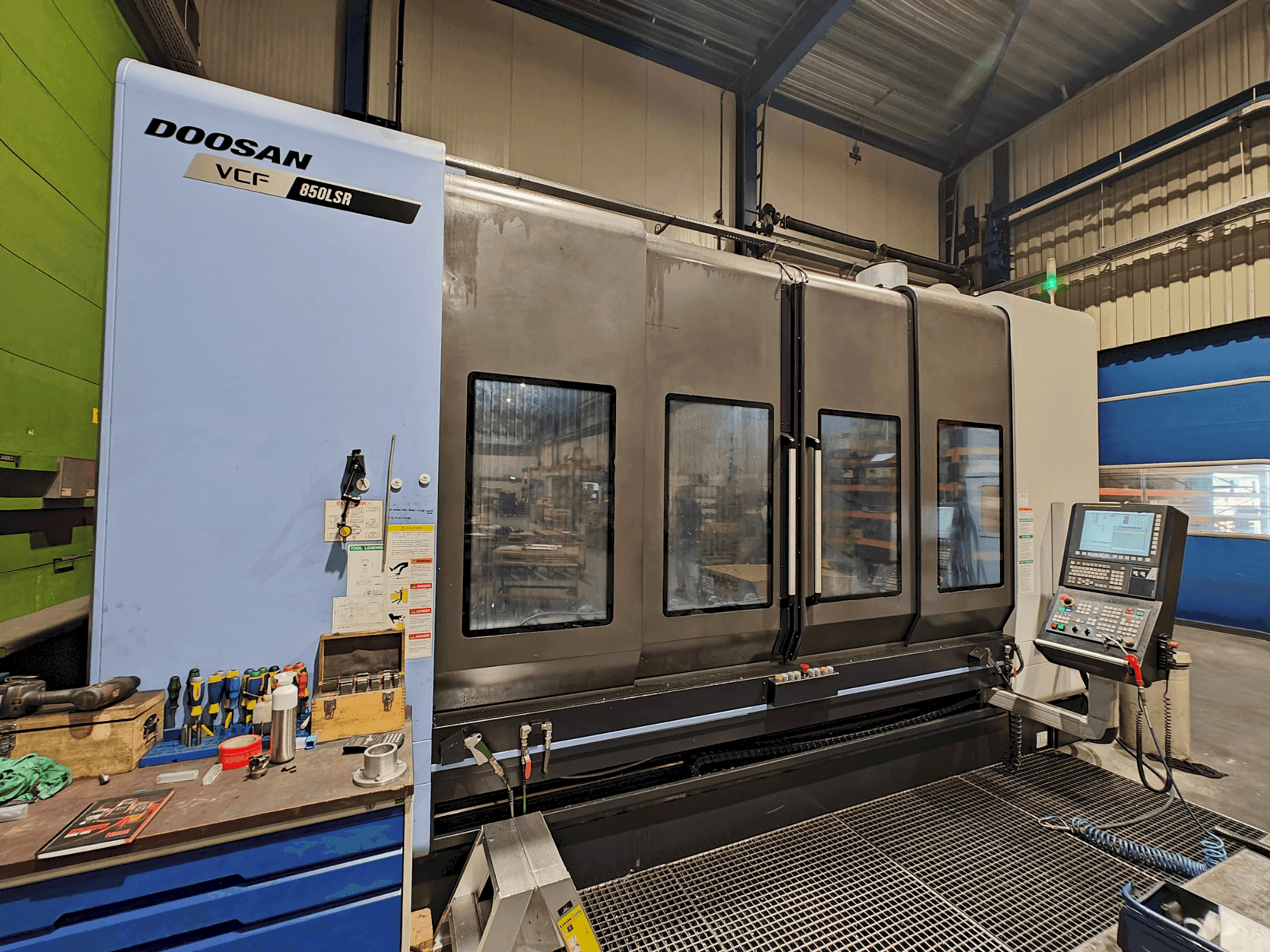 DOOSAN VCF 850 LSR Mašinos vaizdas iš priekio