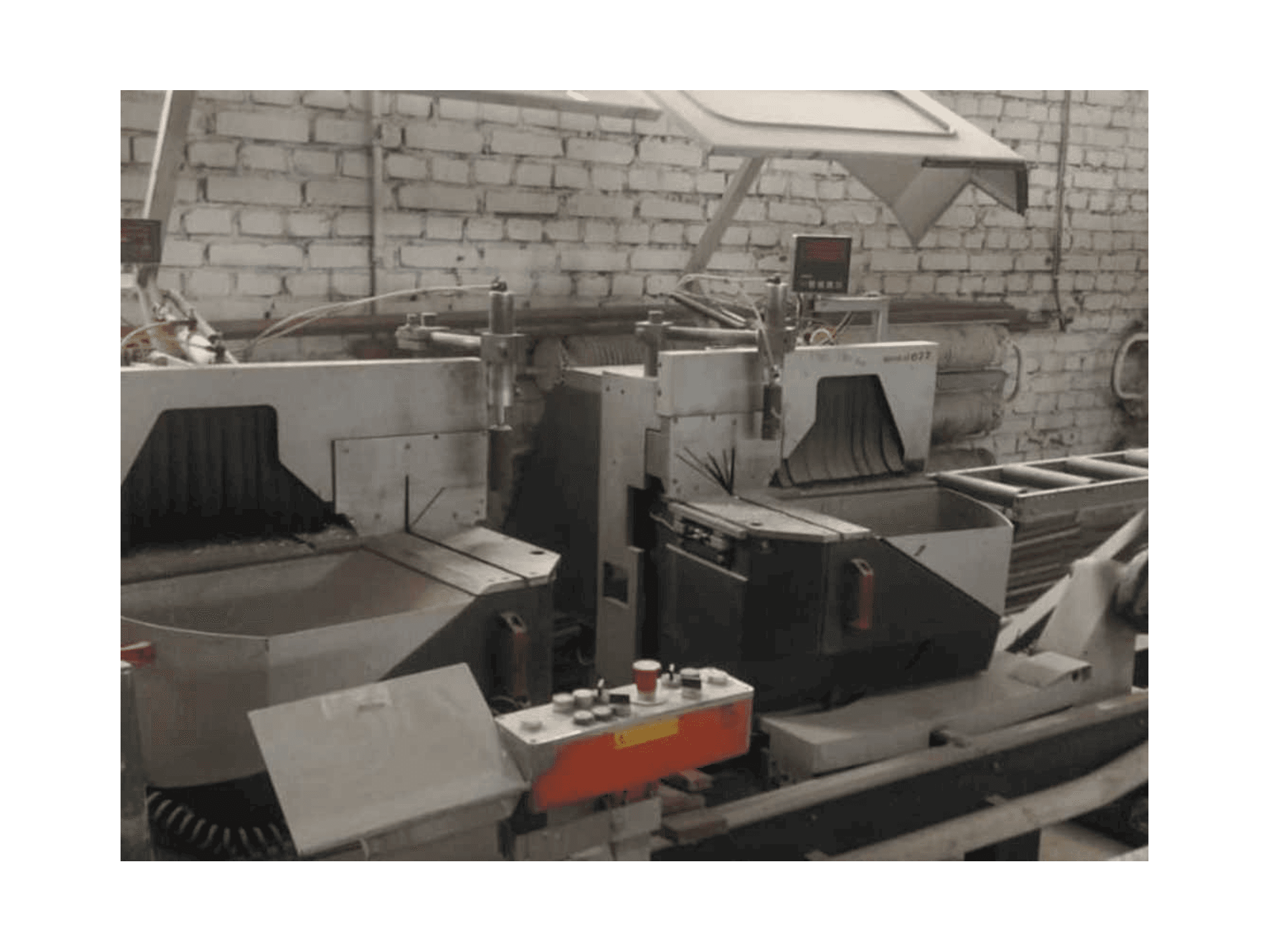 Elumatec DG 104/02 + E111 Mašinos vaizdas iš priekio