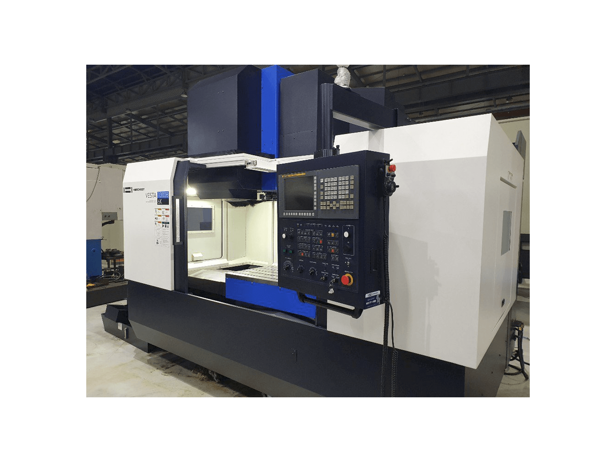 HWACHEON VESTA-1300B Mašinos vaizdas iš priekio