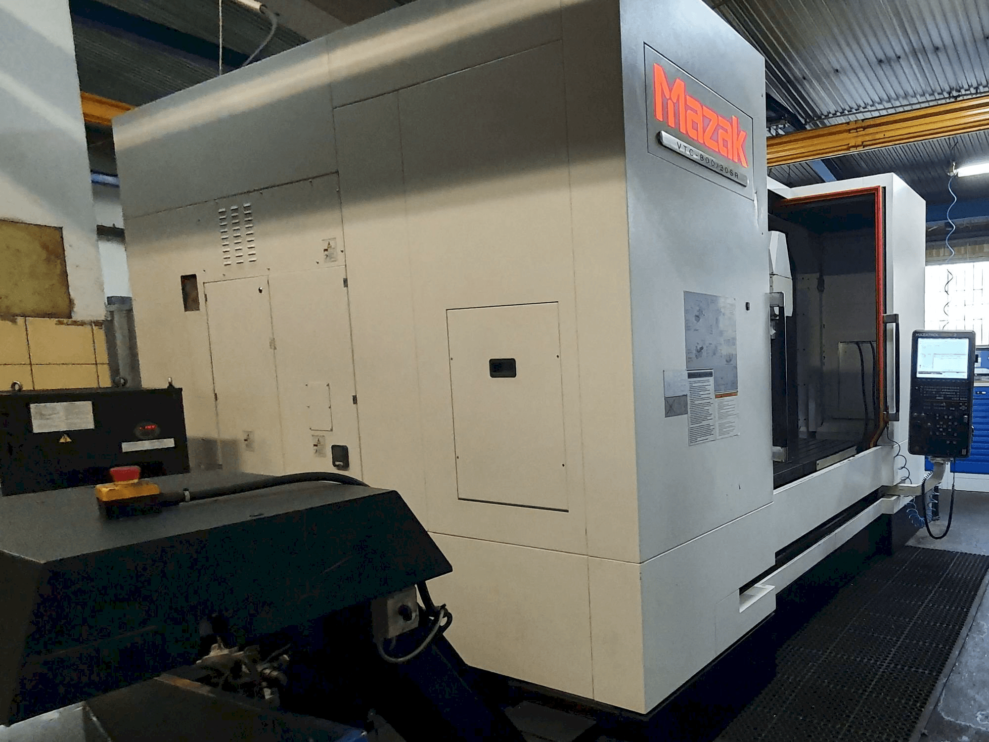 Mazak VTC-800/20SR Mašinos kairės pusės vaizdas