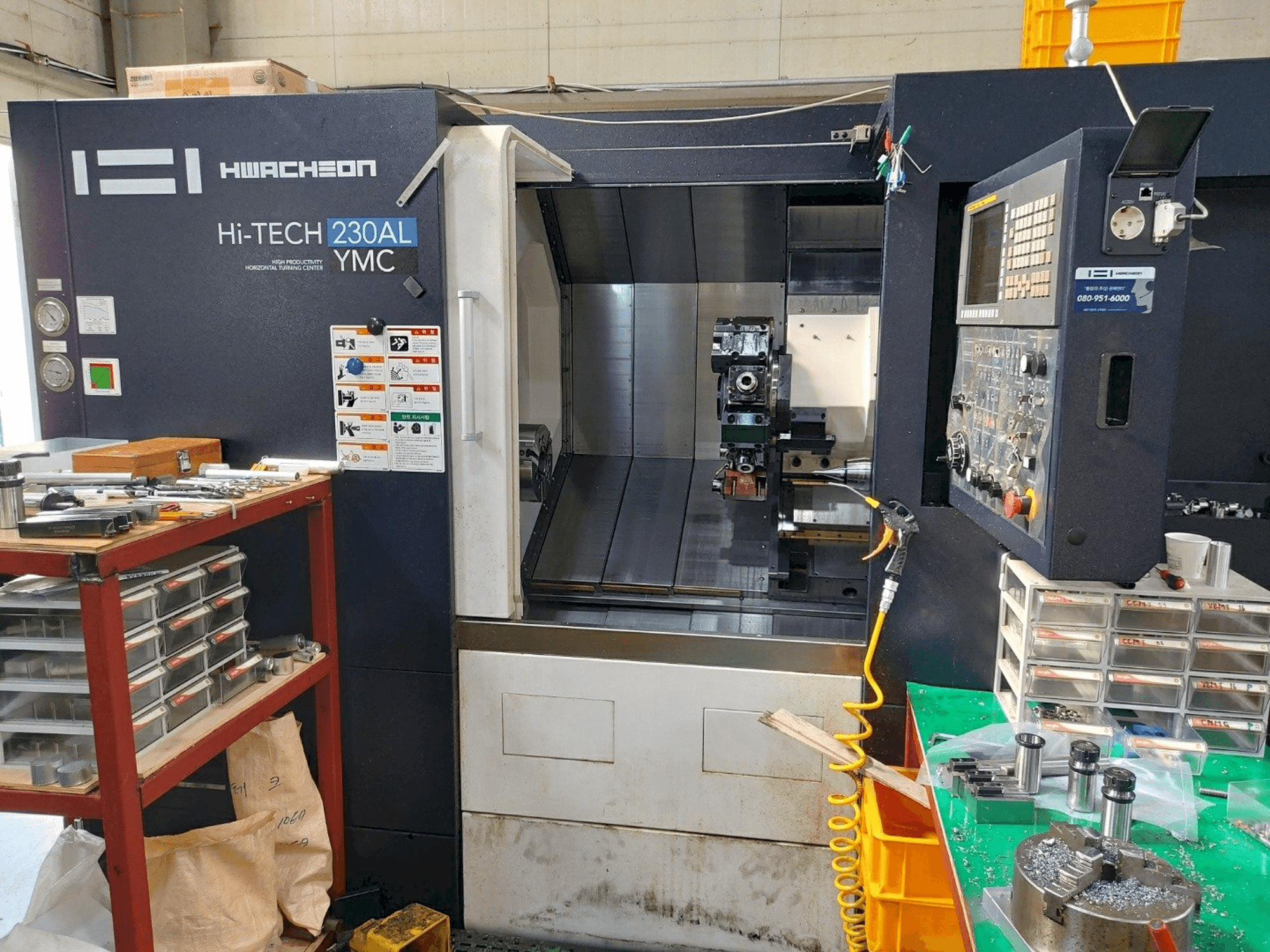 HWACHEON Hi-TECH 230AL YMC Mašinos vaizdas iš priekio
