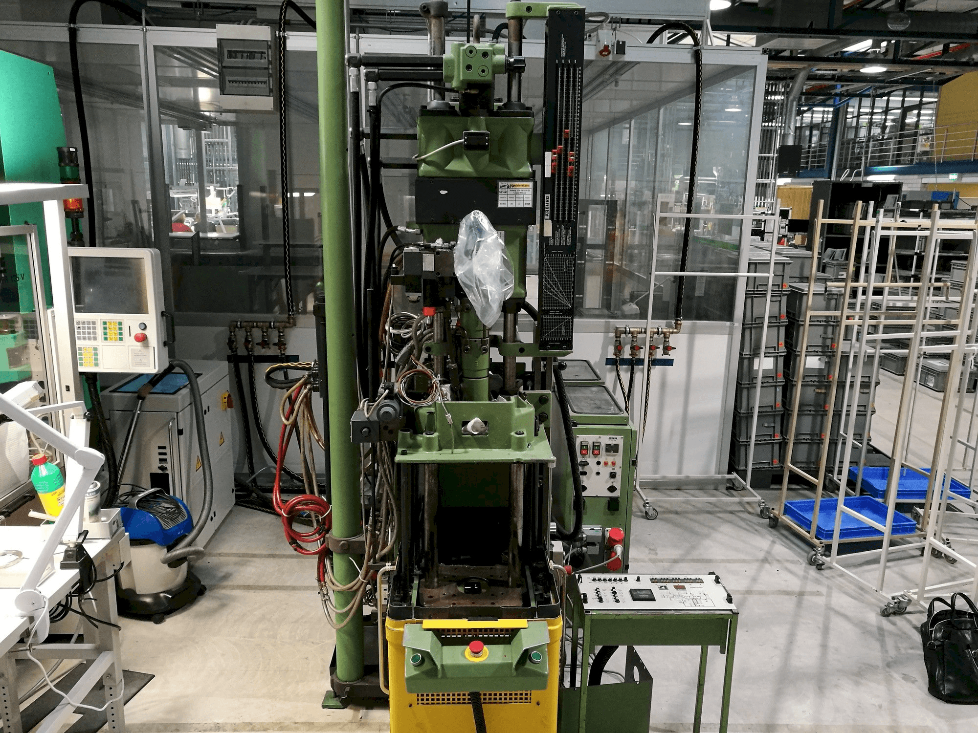 Arburg 221-75-350 Mašinos vaizdas iš priekio