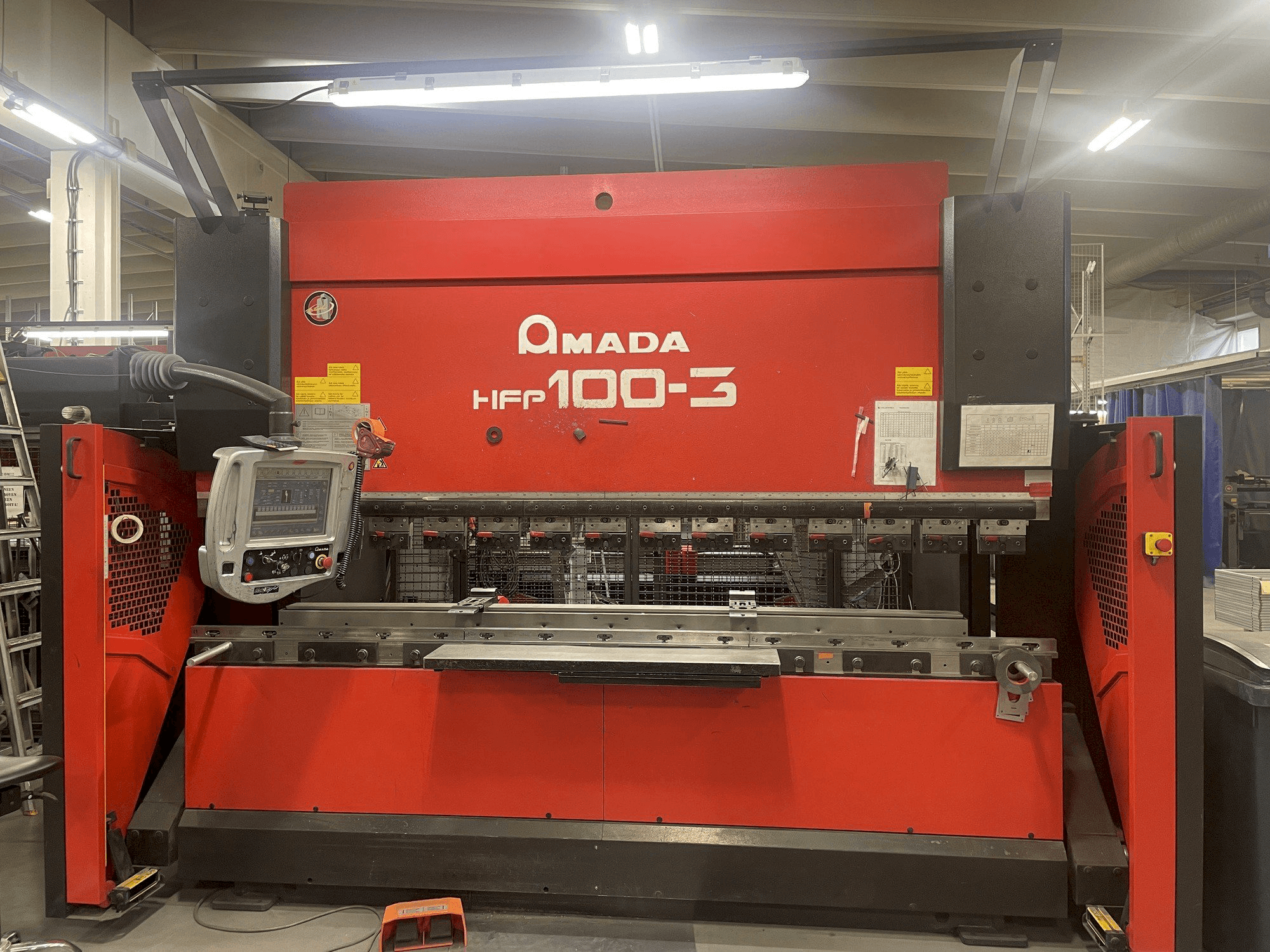 AMADA HFP 100-3 Mašinos vaizdas iš priekio