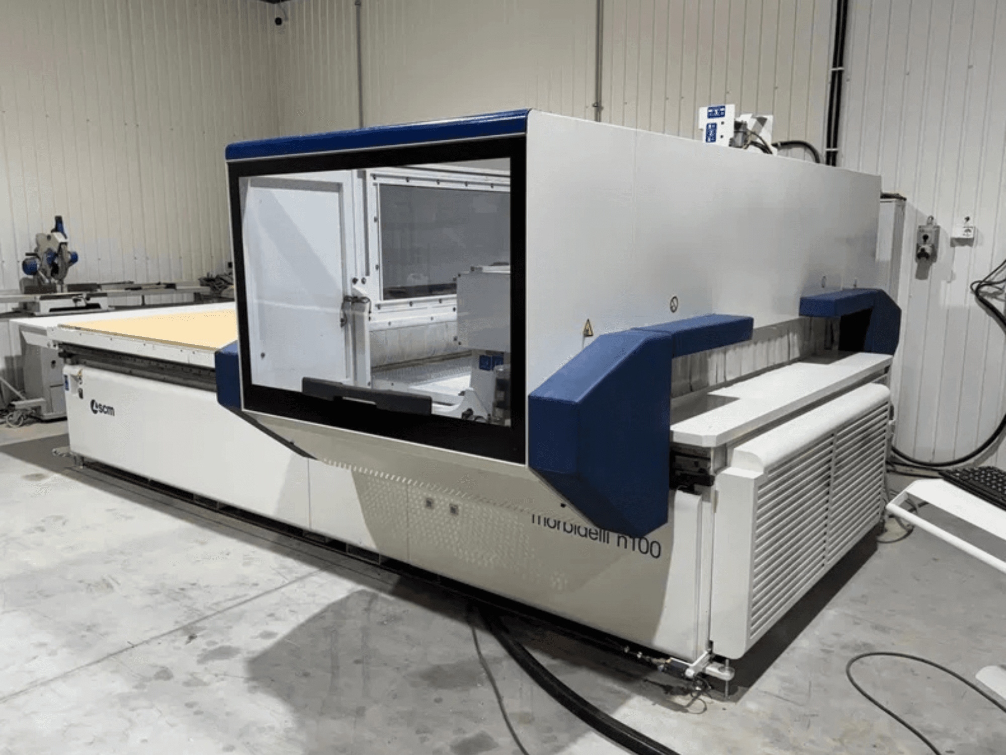 SCM Morbidelli N100 CNC apdirbimo centras, vaizdas iš priekio, kuriame matoma didelė darbo erdvė ir valdymo sąsaja.