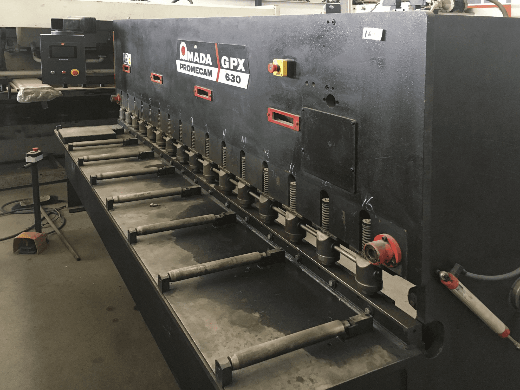 AMADA GPX 630 Mašinos dešinės pusės vaizdas