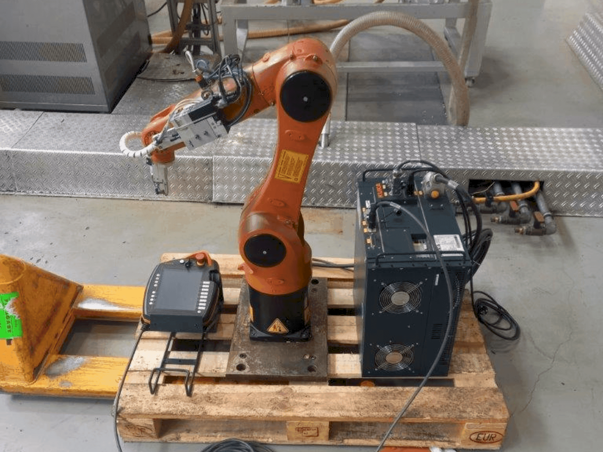 KUKA KR 6 R900 sixx Mašinos vaizdas iš priekio