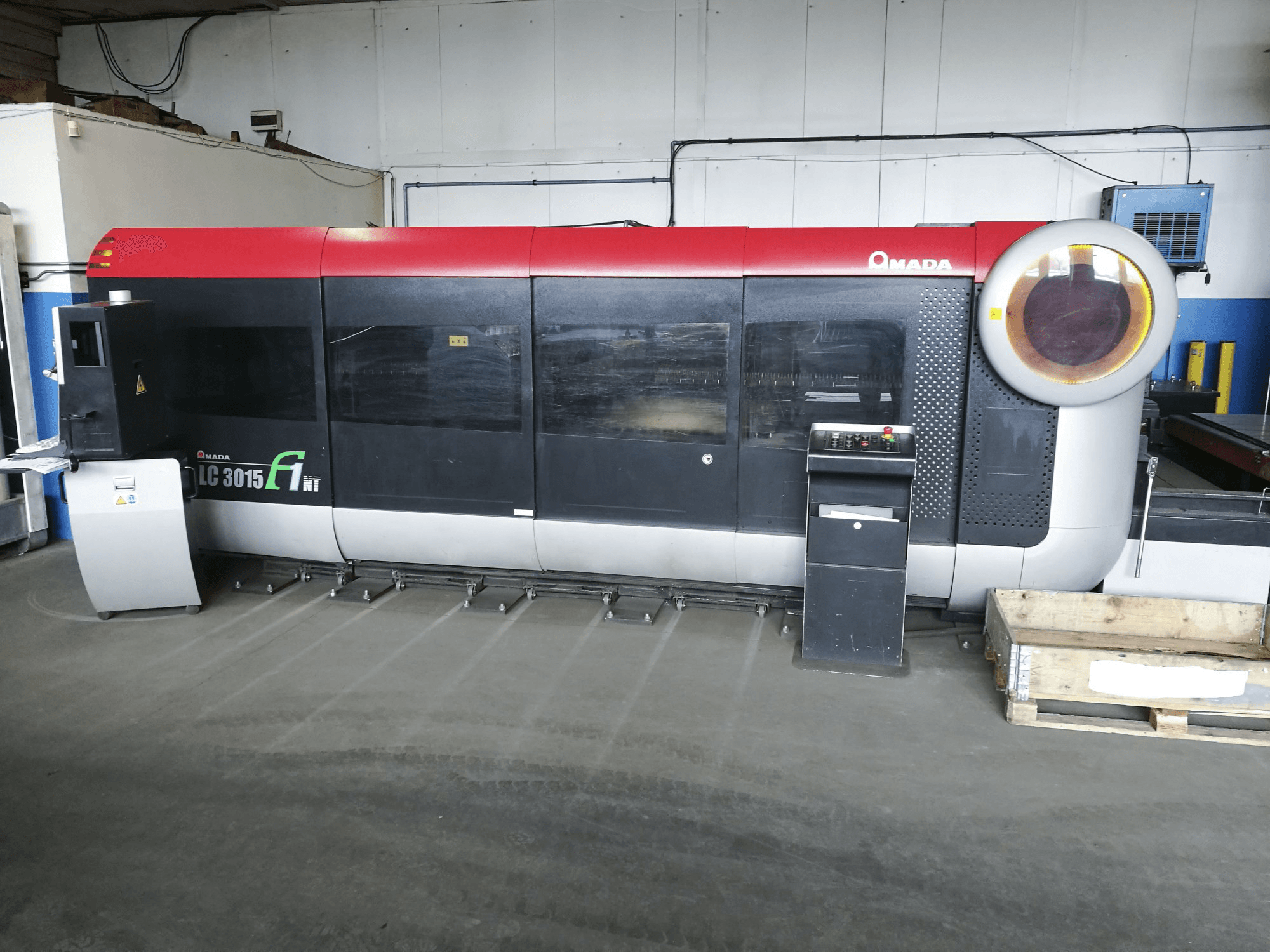 AMADA LC3015 F1NT Mašinos vaizdas iš priekio
