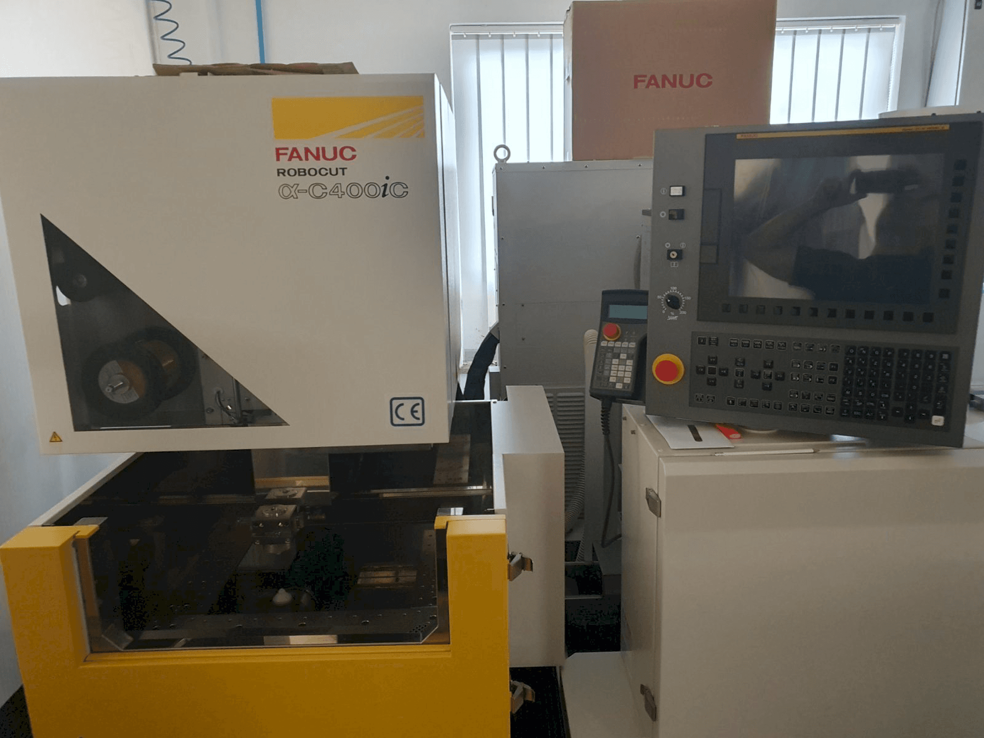 FANUC Robocut C400iC Mašinos vaizdas iš priekio