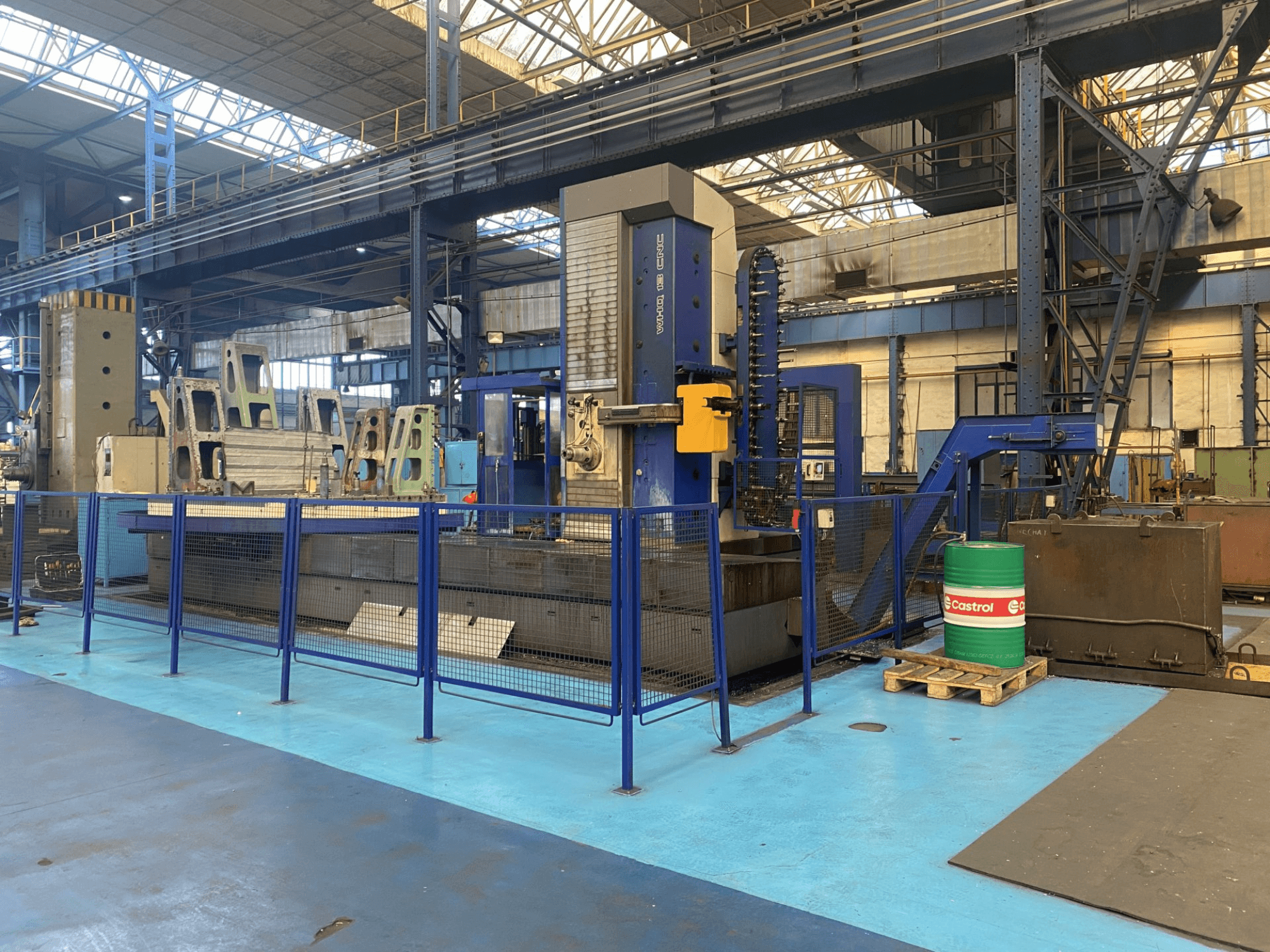 TOS WHQ 13 CNC gręžimo staklės dirbtuvėse, vaizdas iš priekio, matomas mėlynas rėmas ir aplink esanti apsauginė tvorelė.