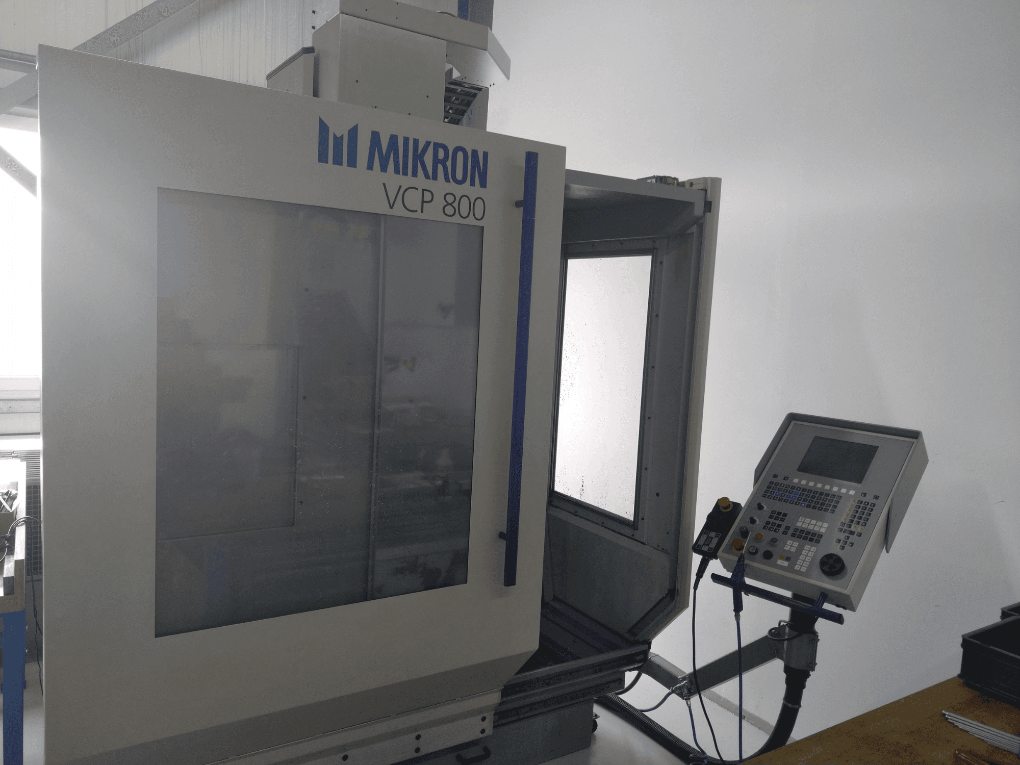 MIKRON VCP 800 Mašinos vaizdas iš priekio