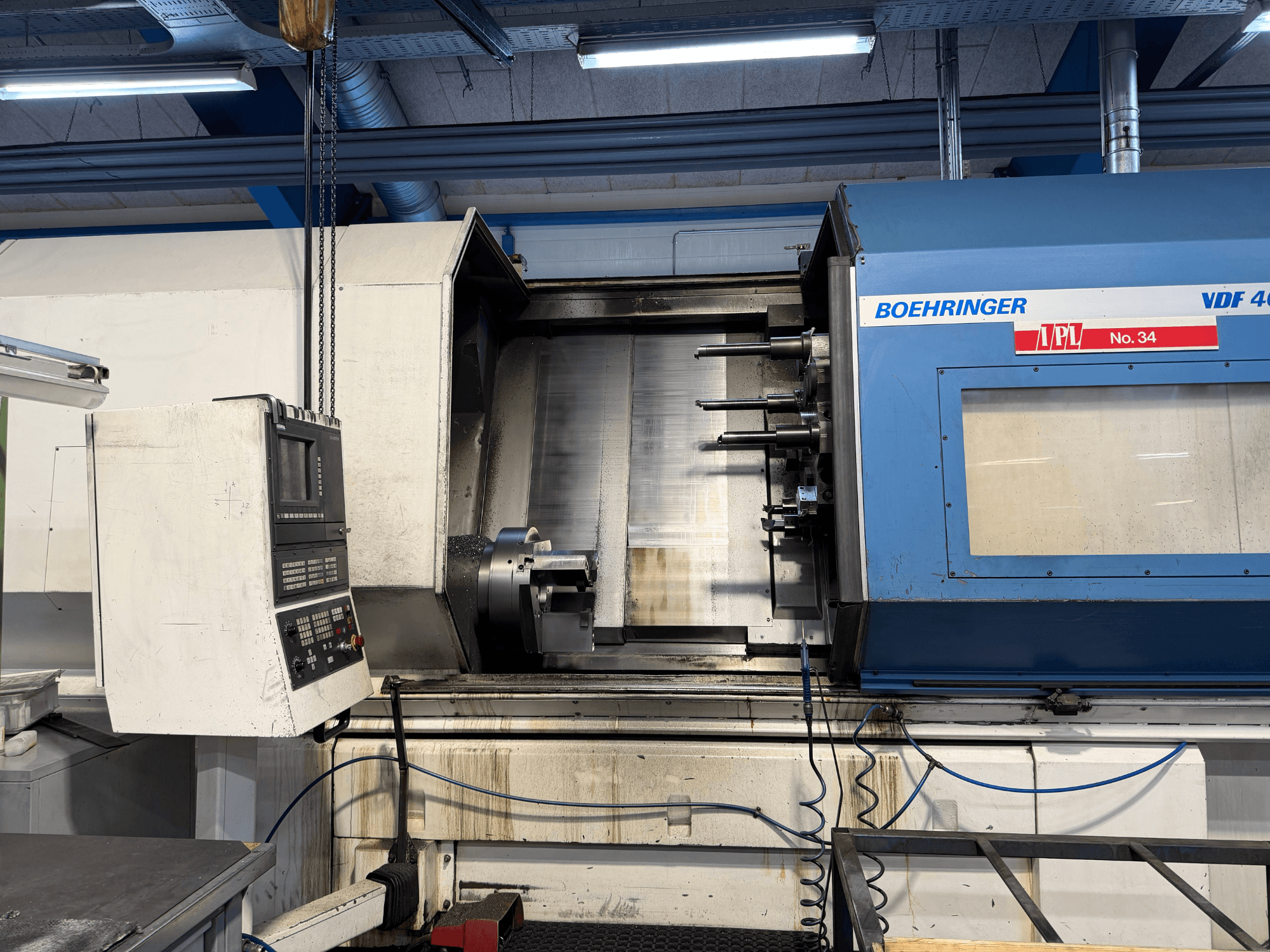 Horizontalios tekinimo staklės BOEHRINGER VDF 400 CM, priekinis vaizdas, kuriame matomas valdymo skydelis ir pagrindinė darbo zona.