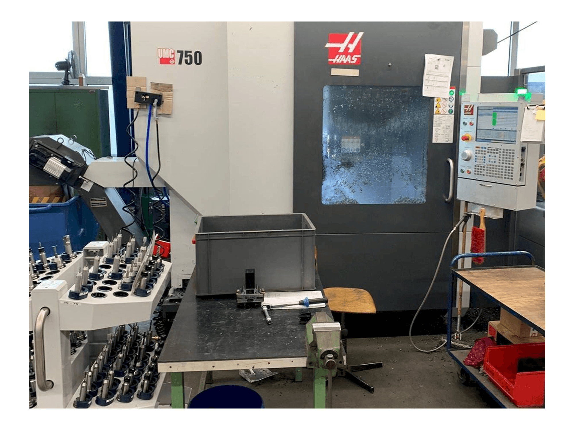 HAAS UMC - 750 Mašinos vaizdas iš priekio