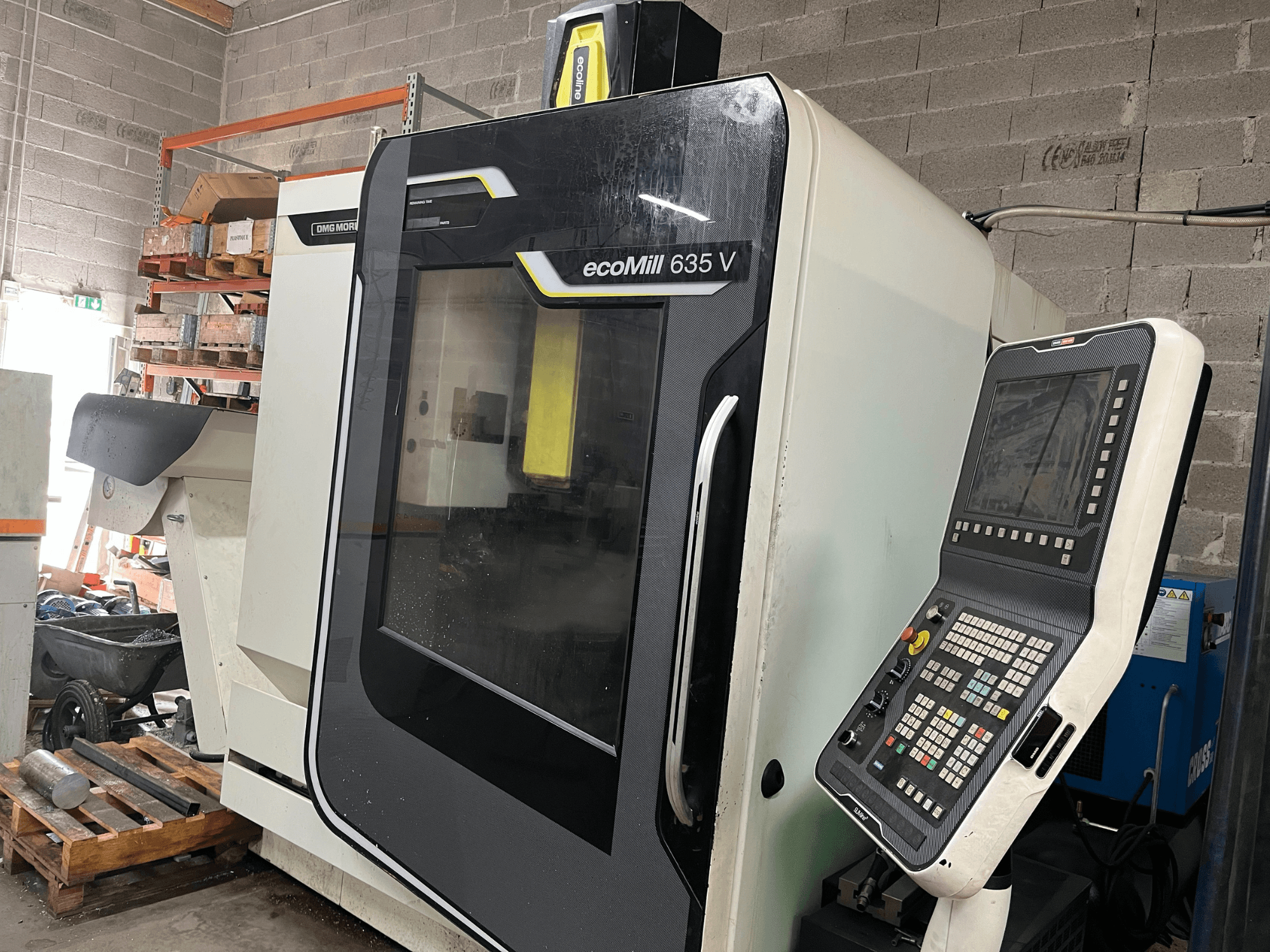 CNC frezavimo staklės "EcoMill 635 V", vaizdas iš priekio, valdymo skydelis su mygtukais, įrengtas pramoninėje darbo vietoje.