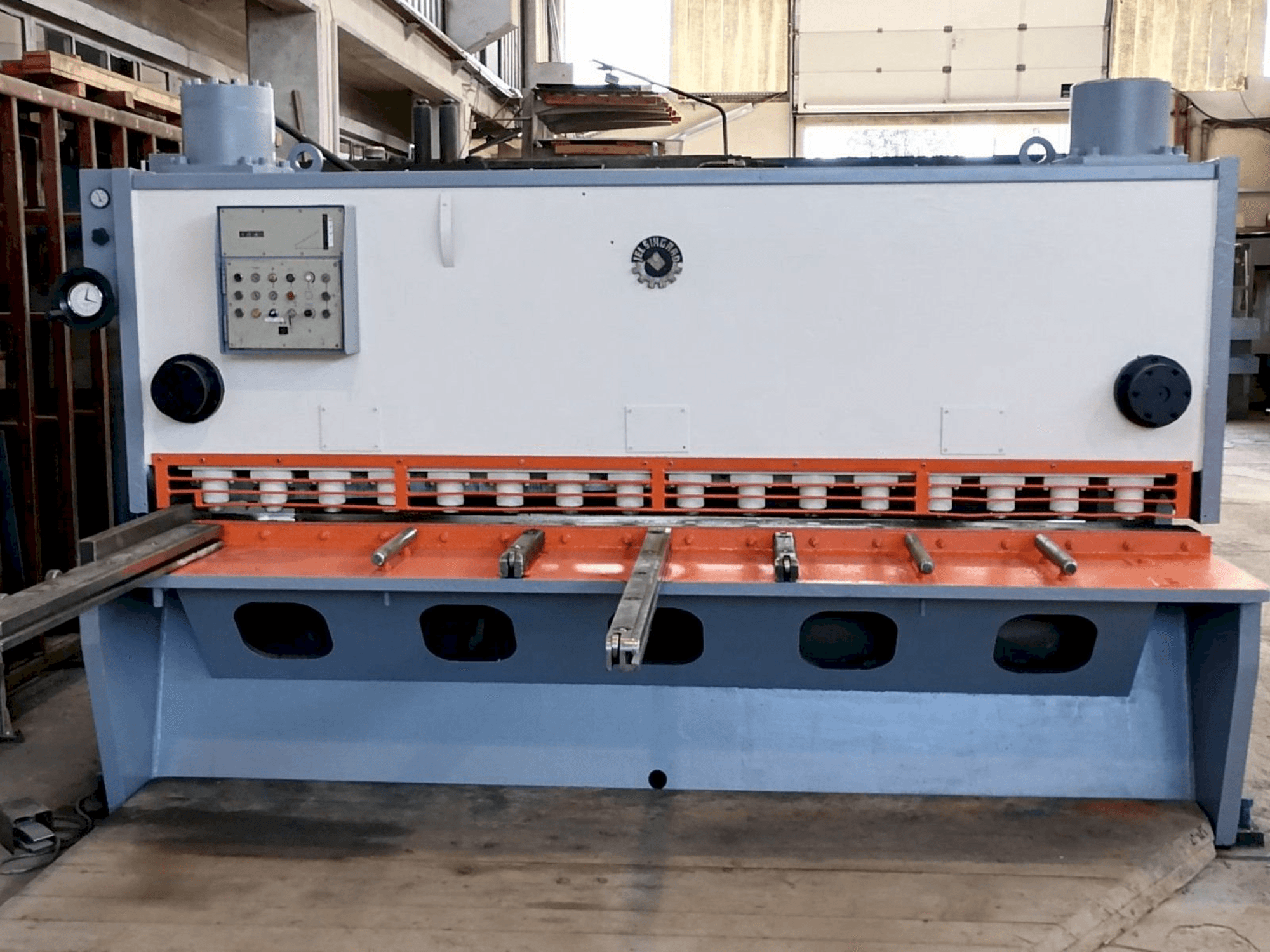 Jelšingrad MVCS 3100/13 Mašinos vaizdas iš priekio