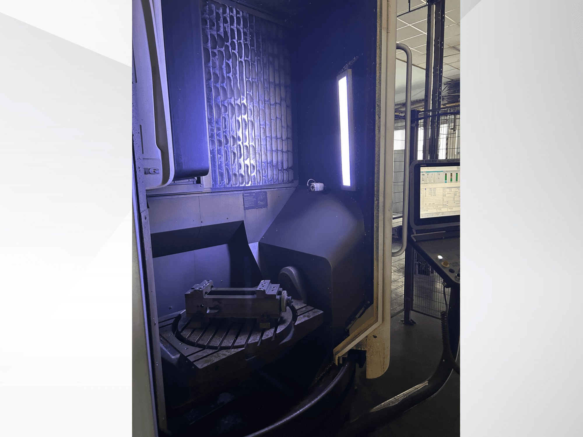 DMG MORI DMU 65 „MonoBlock“ vertikalusis apdirbimo centras, vaizdas iš priekio, kuriame matomas sukamasis stalas su apdirbamuoju ruošiniu ir valdymo pultas.