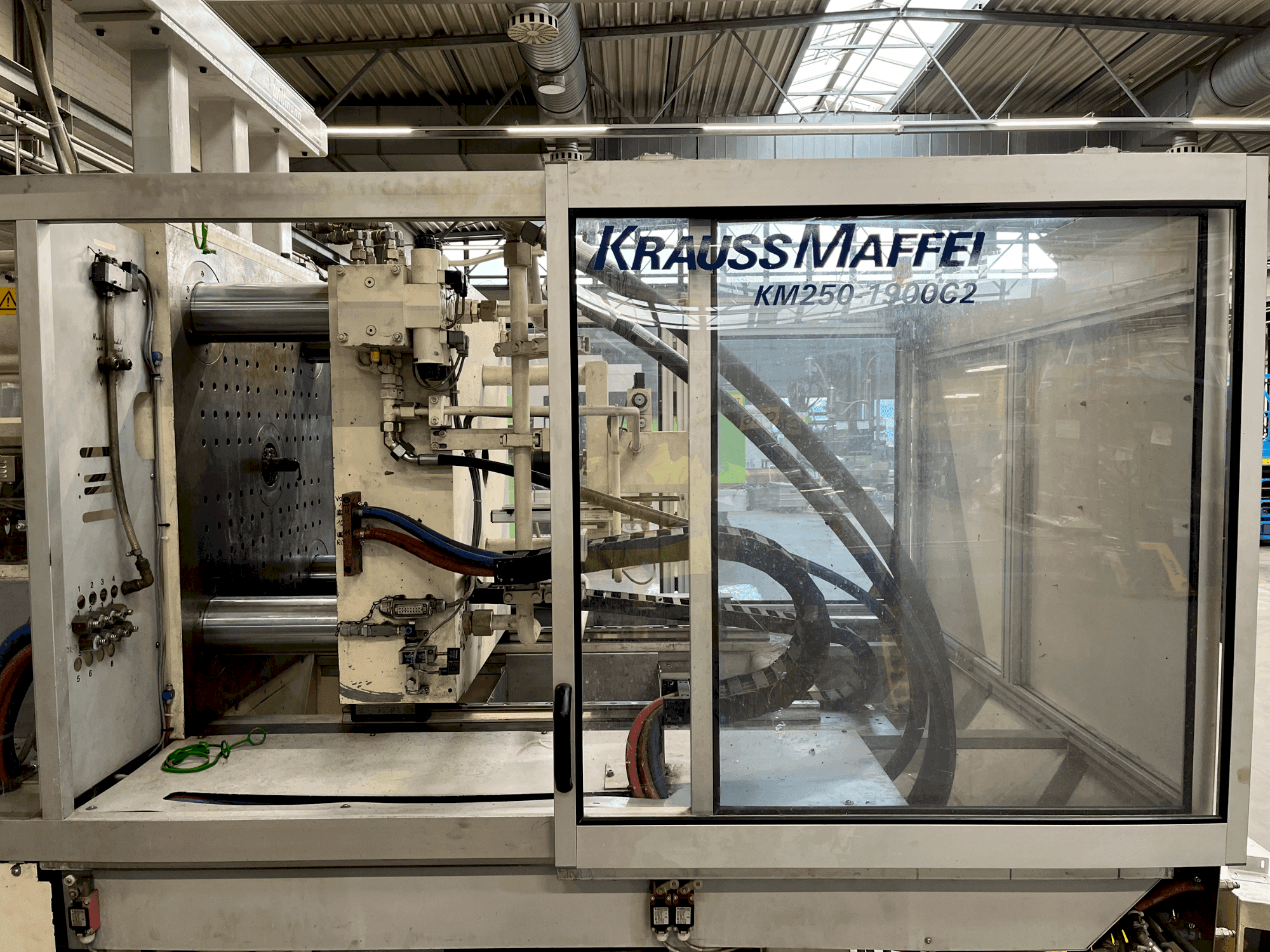 Krauss Maffei 250-1900 C2 Mašinos vaizdas iš priekio