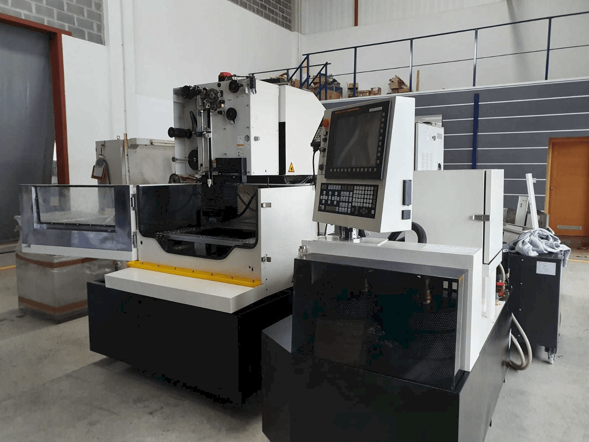 FANUC Robocut α-1iE Mašinos vaizdas iš priekio
