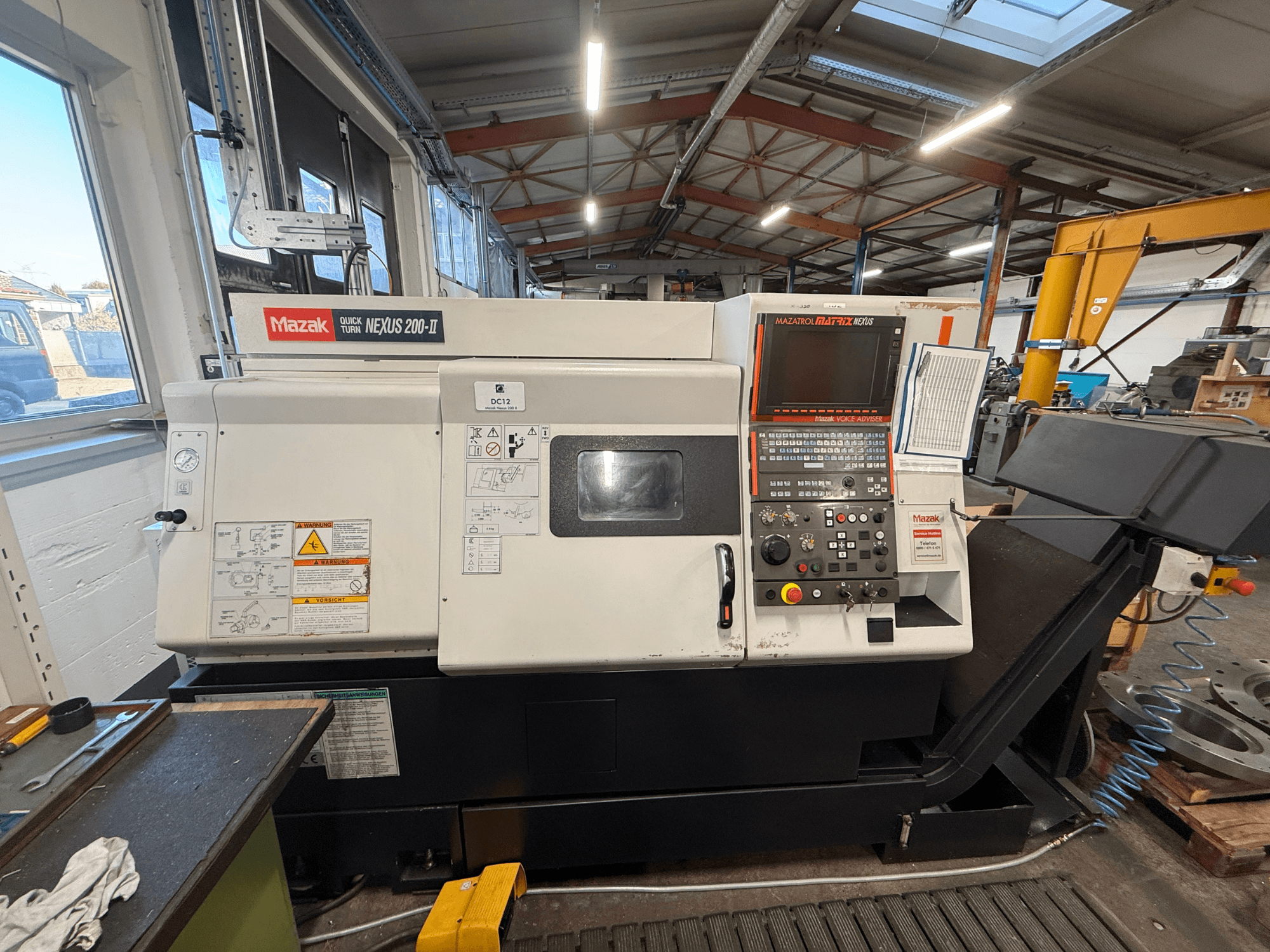 Mazak QUICK TURN NEXUS 200-II horizontalus tekinimo staklės, vaizdas iš priekio, kuriame matomas valdymo pultas ir darbo funkcijos.