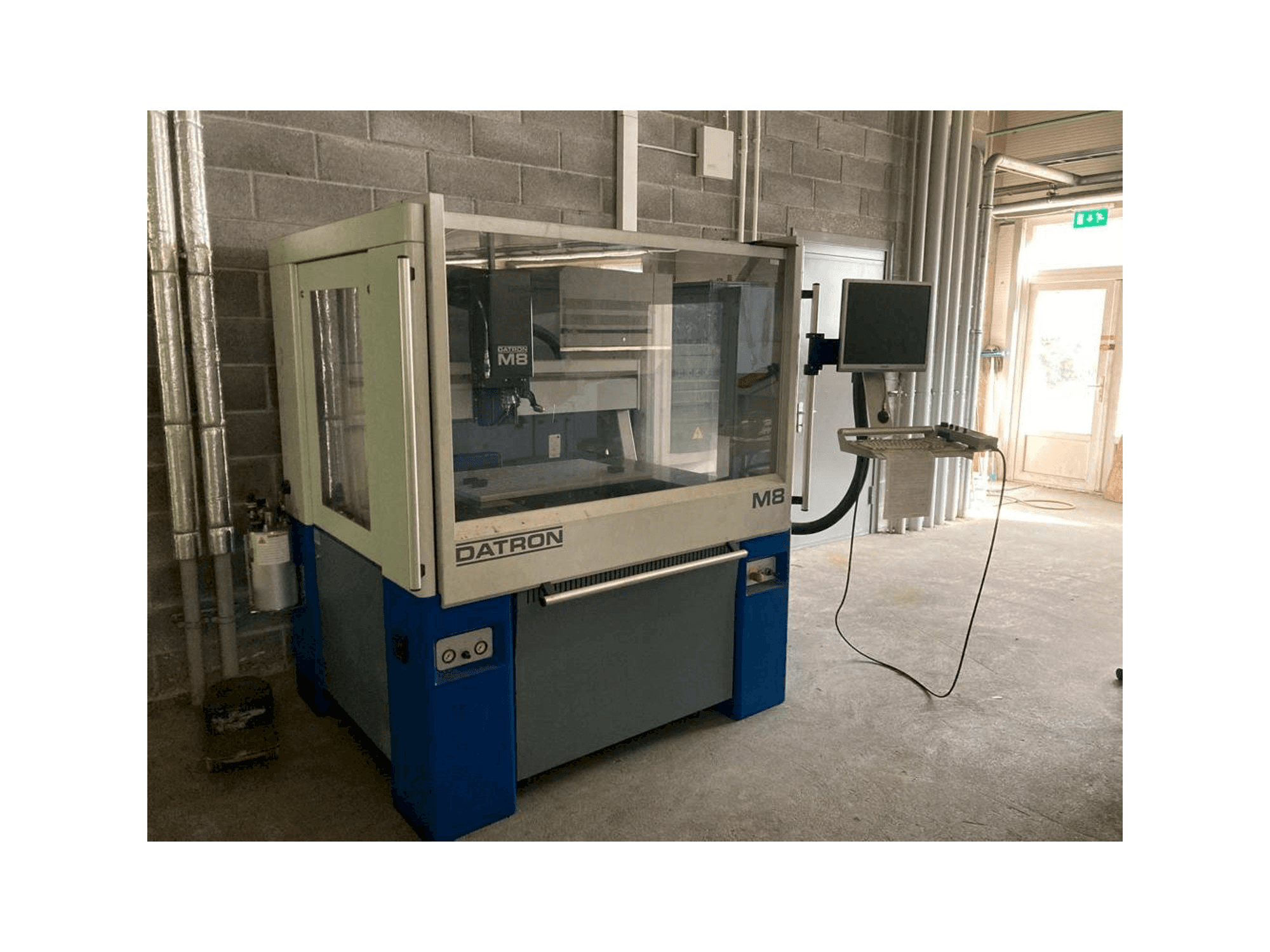 Datron M8A Mašinos vaizdas iš priekio