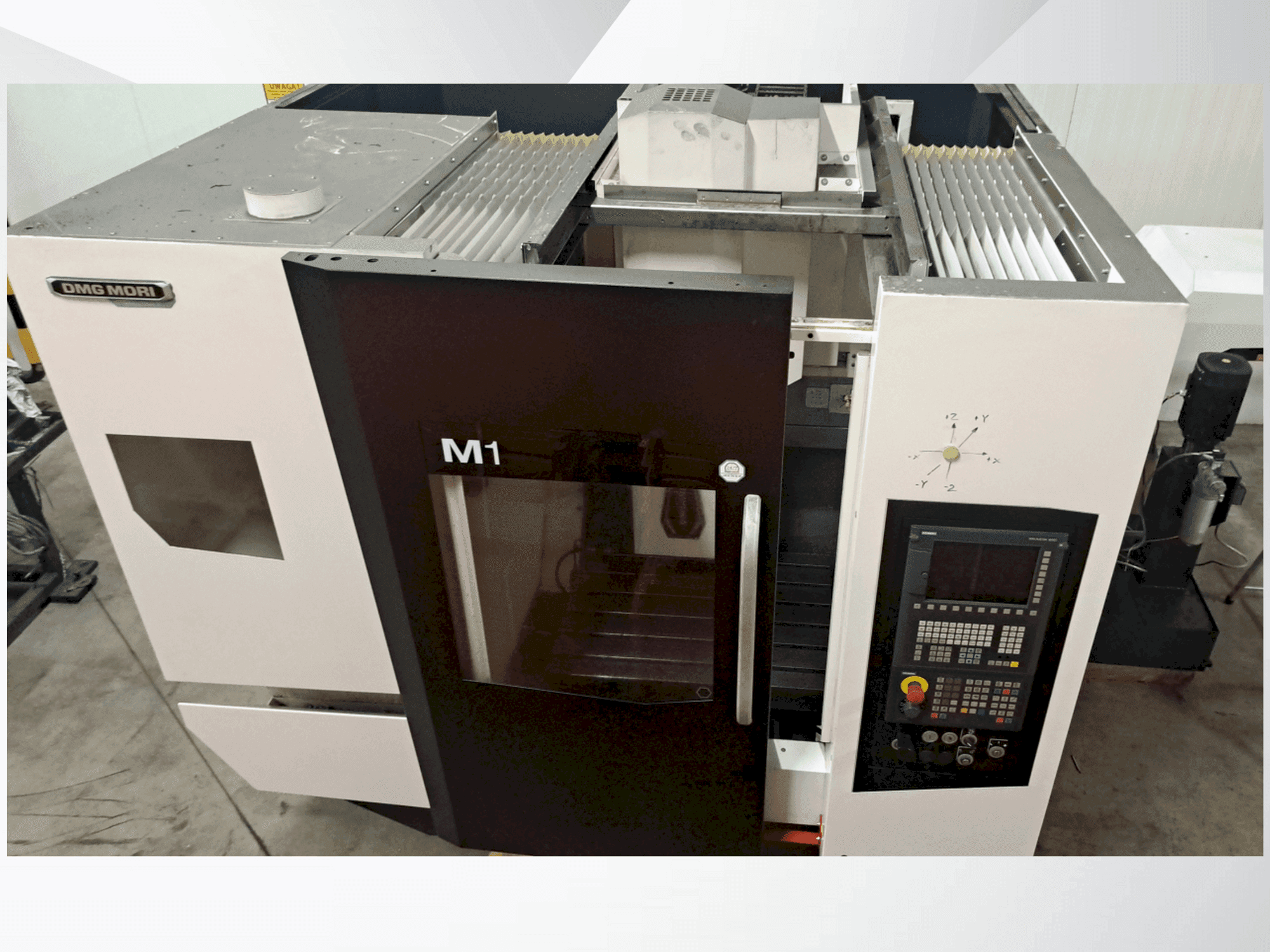 DMG MORI M1 PRO Mašinos vaizdas iš priekio