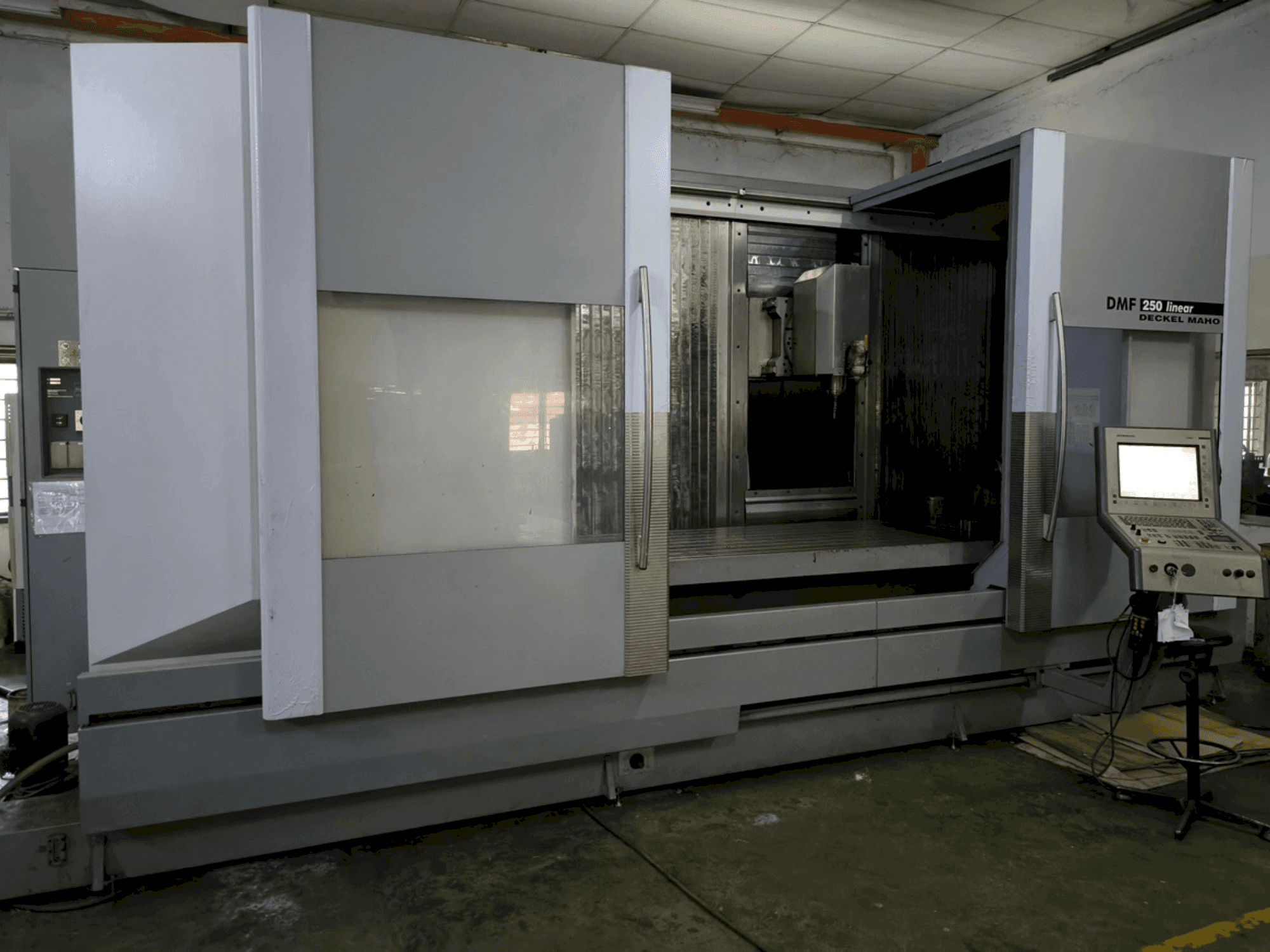 DECKEL MAHO DMF 250 linear Mašinos vaizdas iš priekio