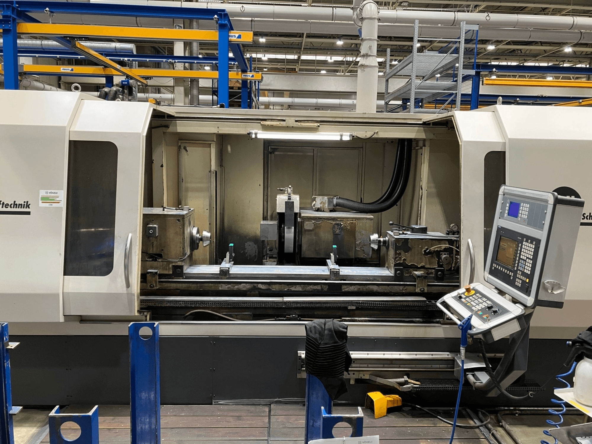 GEIBEL & HOTZ RS 2000 CM-DS cilindrinės šlifavimo staklės, priekinis vaizdas, kuriame matomas valdymo skydelis ir šlifavimo zona.