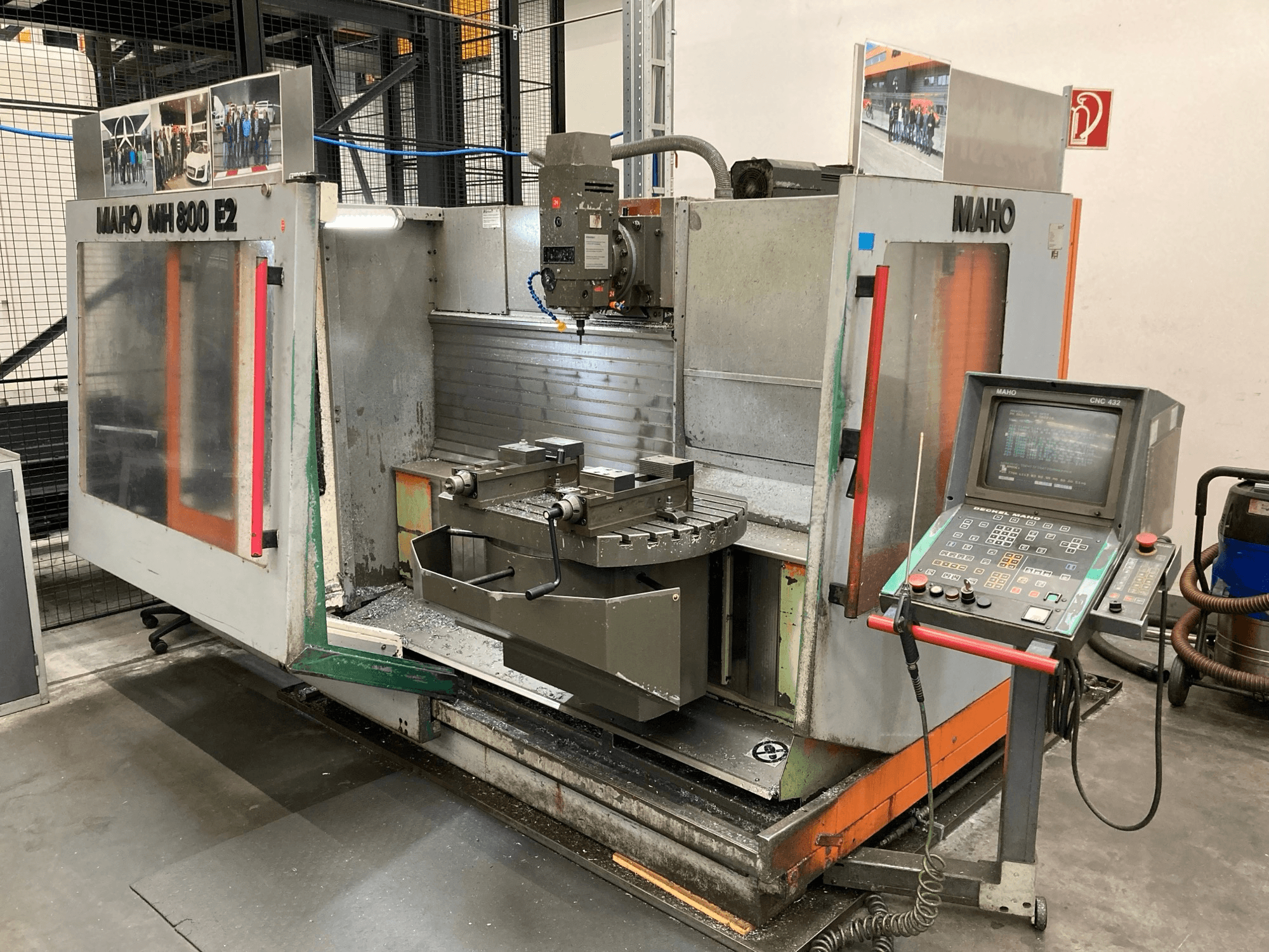 Maho MH 800 E2 CNC frezavimo staklės iš priekio, matomas valdymo skydelis, suklys ir stalviršis.