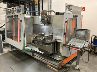 Maho MH 800 E2 CNC frezavimo staklės iš priekio, matomas valdymo skydelis, suklys ir stalviršis.